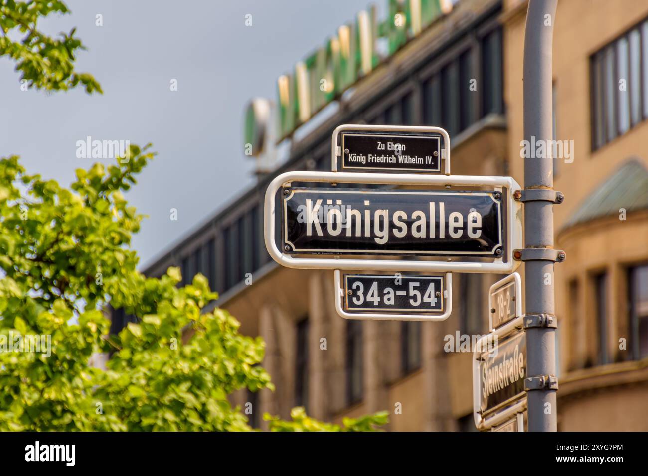 Straßenschild Königsallee, Düsseldorf Deutschland. Einkaufsstraße Stockfoto