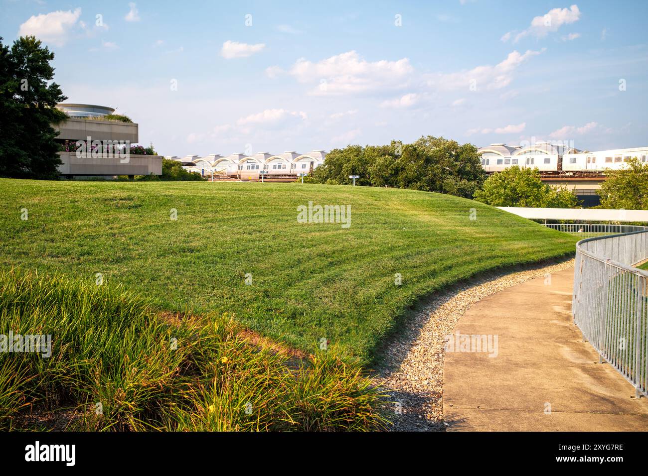 Abingdon Plantation Ruinen Reagan Airport Arlington Virginia // ARLINGTON, Virginia — die erhaltenen Ruinen der Abingdon Plantation am Ronald Reagan Washington National Airport. An diesem Ort befinden sich die Backsteinfundamente des Plantagenhauses und der Küche aus dem 18. Jahrhundert sowie Schilder, die die Geschichte des Anwesens von der Kolonialzeit über den Bürgerkrieg bis ins 20. Jahrhundert beschreiben. Einst Heimat von Mitgliedern von George Washingtons Großfamilie, bietet der Ort heute einen Einblick in die reiche Geschichte der Region. Stockfoto