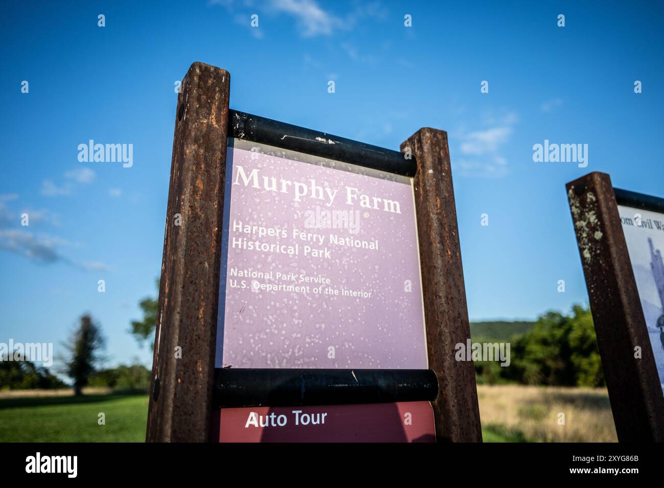 Murphy Farm Harpers Ferry West Virginia // HARPERS FERRY, West Virginia — Murphy Farm im Harpers Ferry National Historical Park, ein Ort für bedeutende Bürgerkriegsaktionen und spätere Bürgerrechtsgeschichte. Dieses erhaltene Ackerland war Zeuge des entscheidenden Angriffs des Konföderierten Generals A. P. Hill während der Schlacht von Harpers Ferry 1862 und beherbergte später John Brown's Fort, das zu einem Wallfahrtsort für frühe Bürgerrechtsaktivisten wurde. Der unberührte Zustand der Farm bietet Besuchern einen Einblick in das ländliche Leben des 19. Jahrhunderts und die sich entwickelnde Geschichte der USA. Stockfoto
