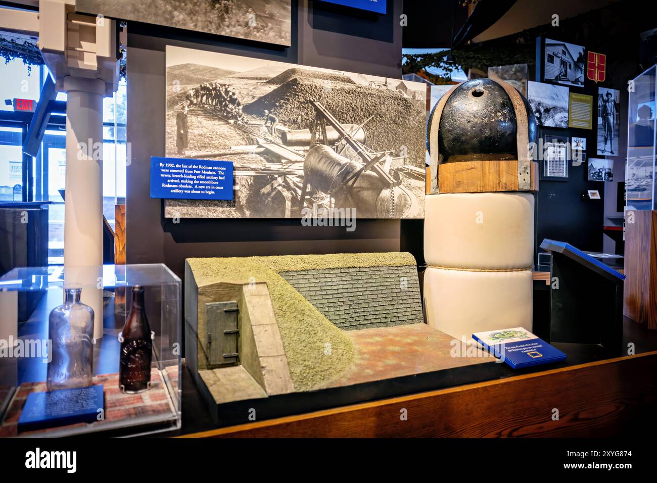 Fort Moultrie Rodman Cannonball Exhibit Sullivan's Island South Carolina // SULLIVAN's ISLAND, South Carolina — die Rodman Cannonball-Ausstellung im Fort Moultrie Visitor Center Museum. Diese Ausstellung zeigt die riesigen 15-Zoll-Kanonenprojektile von Rodman und gibt Informationen über die „Rodman-Ära“ der Küstenverteidigung in Fort Moultrie von 1865 bis 1890. Die Ausstellung zeigt die technologischen Fortschritte in der Artillerie während der Zeit nach dem Bürgerkrieg. Stockfoto
