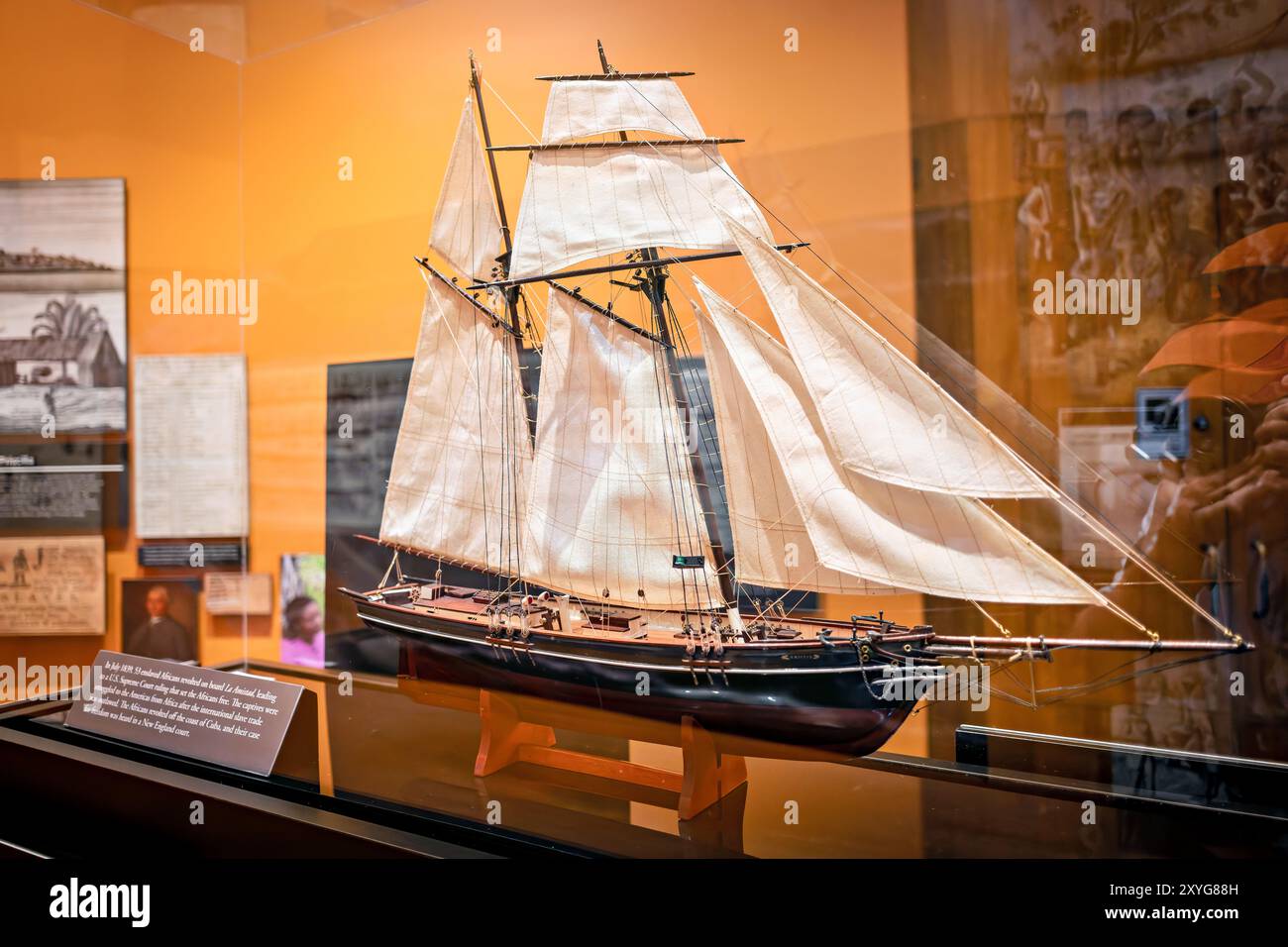 SULLIVAN's ISLAND, South Carolina – Ein Modell des Sklavenschiffs La Amistad als Teil der Middle Passage Ausstellung im Fort Moultrie Visitor Center Museum. Diese Ausstellung gibt einen ernüchternden Blick auf den transatlantischen Sklavenhandel und zeigt die Erfahrungen versklavter Afrikaner auf ihrer Zwangsreise nach Amerika auf. Die Ausstellung enthält Informationen über die Revolte von La Amistad und die vielfältigen kulturellen Hintergründe der Afrikaner, die in die Carolinas gebracht wurden. Stockfoto