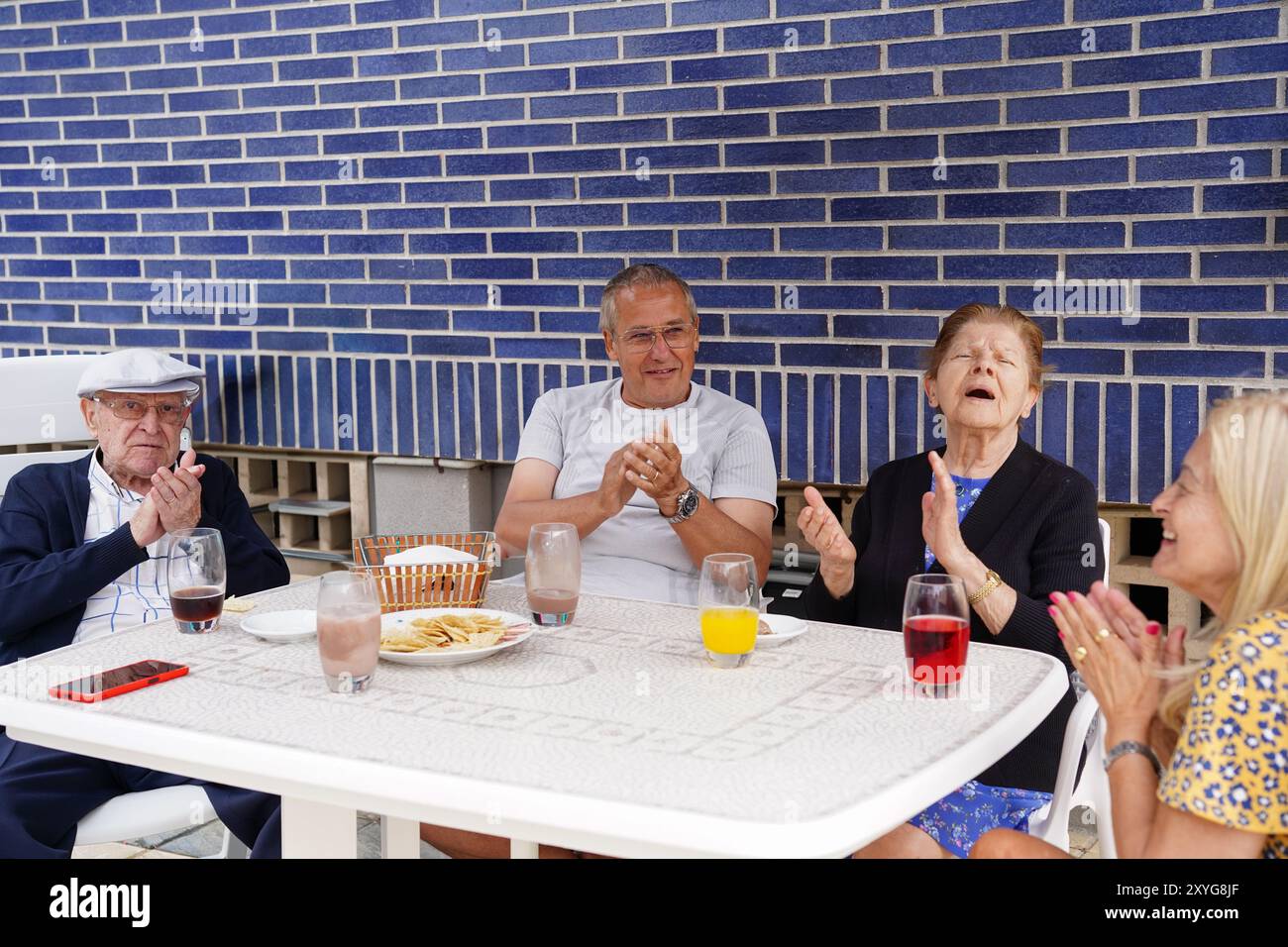Eine glückliche Familie, die im Sommer klatscht und genießt. Familienzeit. Stockfoto