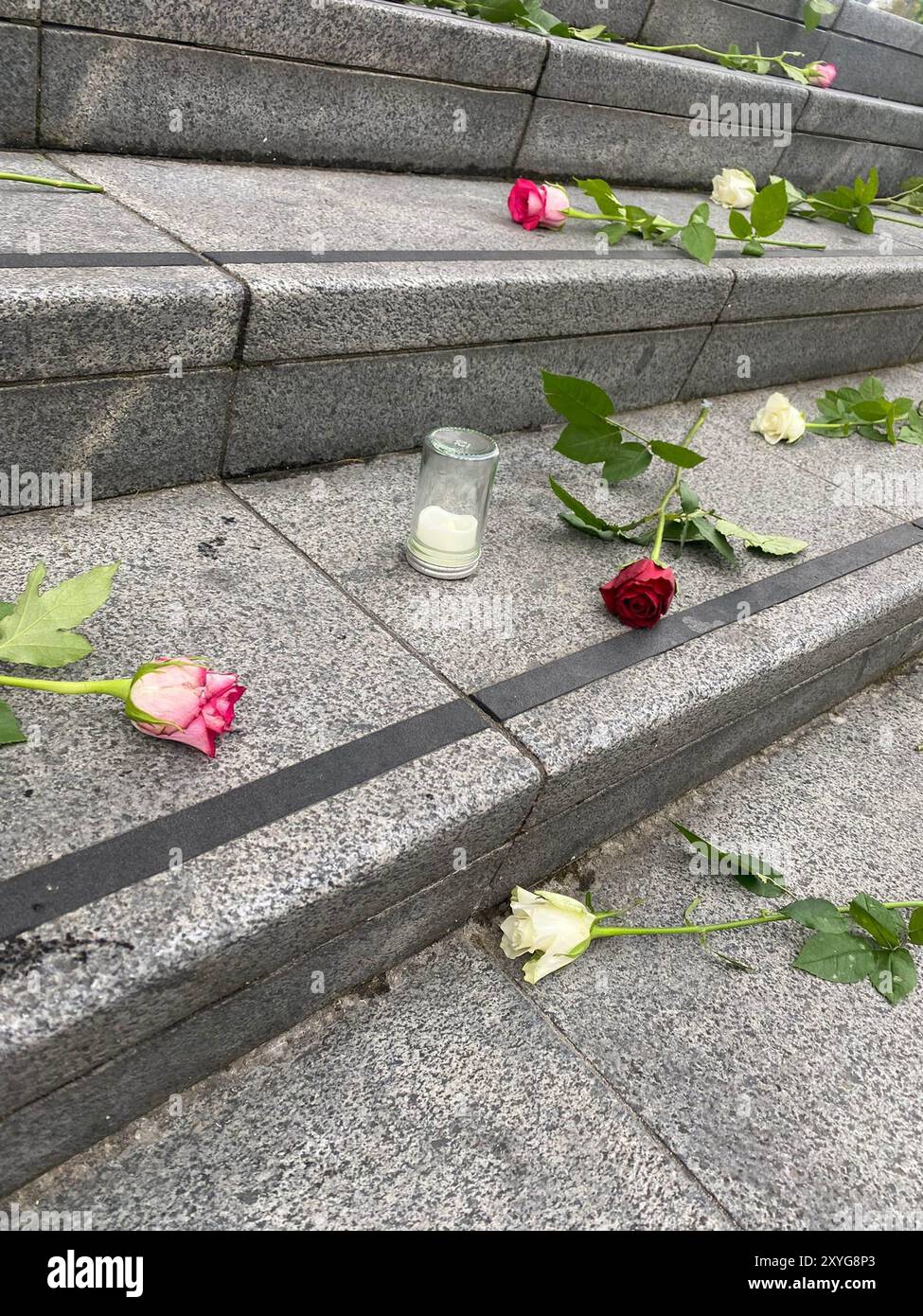 Blumen am Ende Gewalt gegen Frauen Mahnwache am Guildhall Square in Londonderry nach Morden an zwei Frauen in Co Derry in den letzten Wochen - Sophie Watson und Montserrat Martorell. Bilddatum: Donnerstag, 29. August 2024. Stockfoto