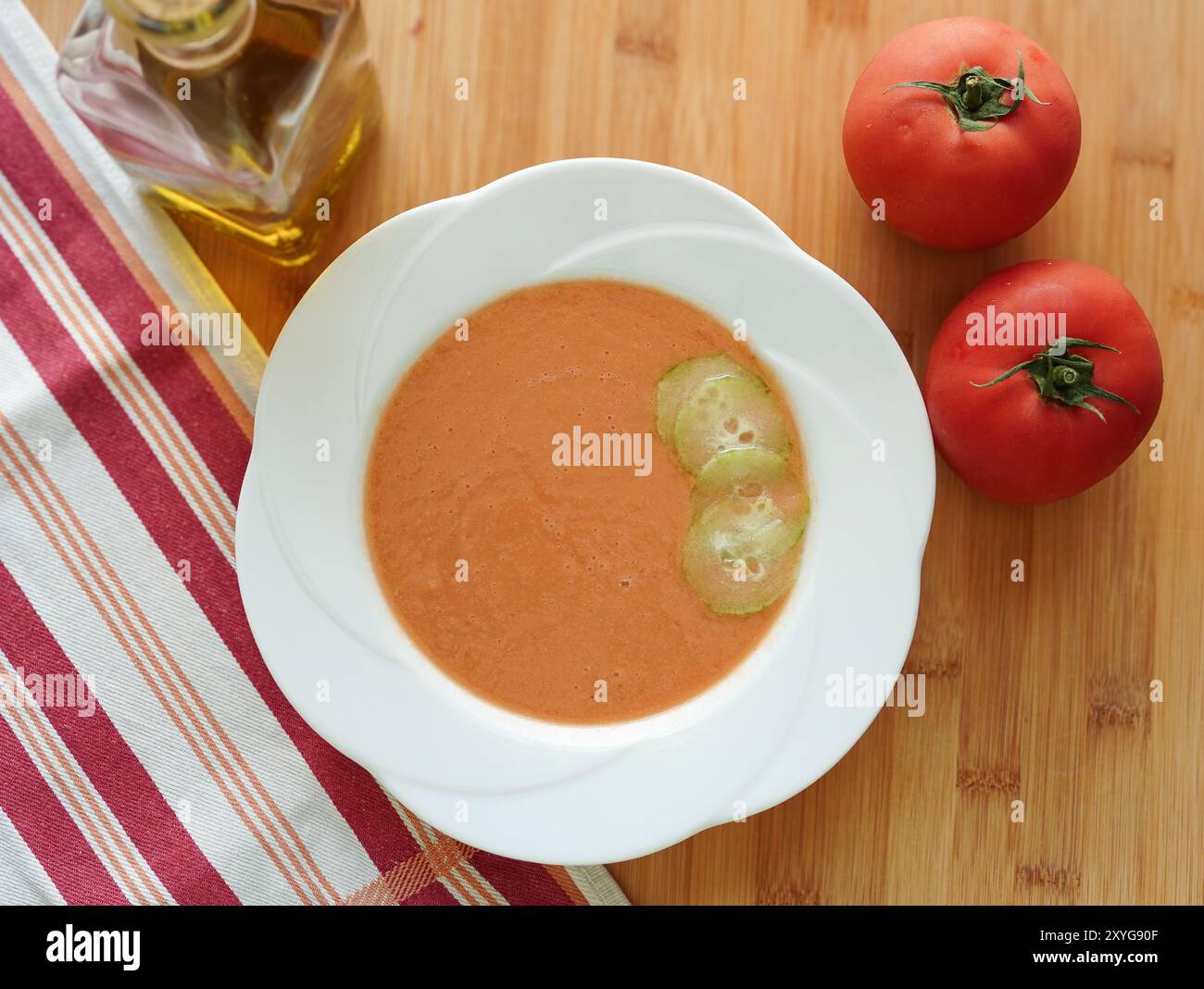 Hausgemachter spanischer Gazpacho mit frischen Tomaten Stockfoto