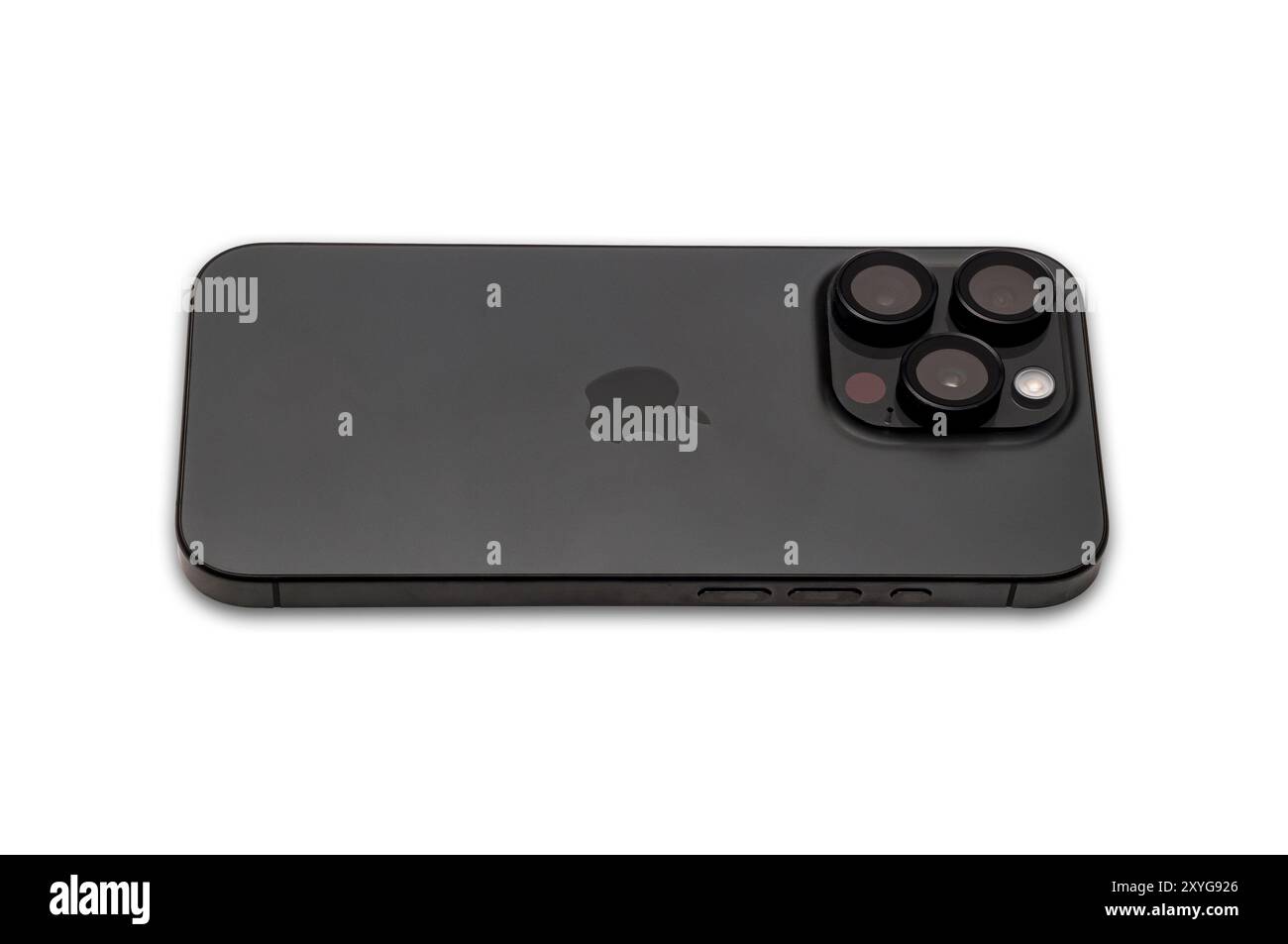 Schwarzes iPhone 15 Pro Titanium, auf weißem Hintergrund, mit Objektivschutz für die Kamera auf dem Zubehörmarkt. Ein Beschneidungspfad ist enthalten. Stockfoto