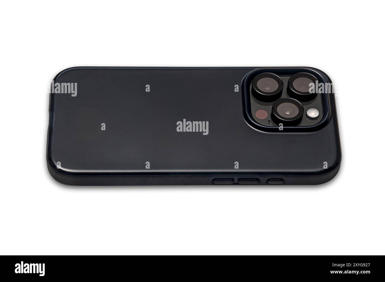 Schwarzes iPhone 15 Pro Titanium auf weißem Hintergrund, in einer Hülle und mit Objektivschutz für Kameras aus dem Zubehörmarkt. Ein Beschneidungspfad ist enthalten. Stockfoto