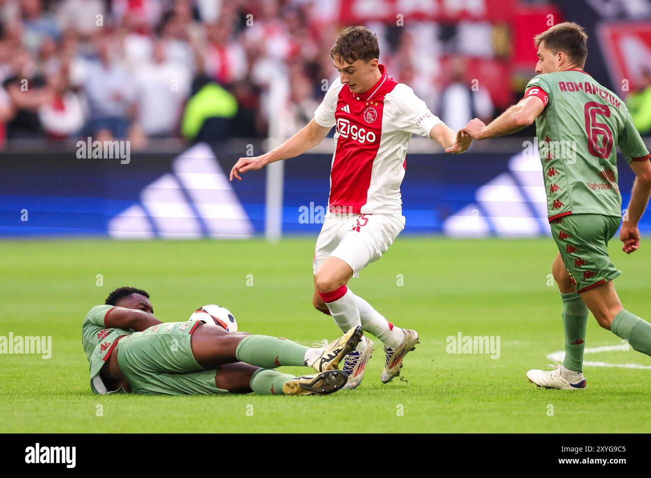 Amsterdam, Niederlande. August 2024. AMSTERDAM, NIEDERLANDE - 29. AUGUST: Afmico Pululu von Jagiellonia Bialystok und Taras Romanczuk von Jagiellonia Bialystok kämpfen in der Johan Cruijff Arena am 29. August 2024 in Amsterdam um Besitz mit Youri Baas von Ajax von Ajax. (Foto: Peter Lous/Orange Pictures) Credit: dpa/Alamy Live News Stockfoto