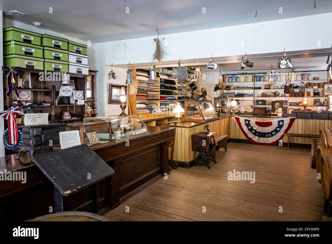 Harpers Ferry National Historical Park Dry Goods Store West Virginia | HARPERS FERRY, West Virginia — Der restaurierte Dry Goods Store in Lower Town Harpers Ferry, Teil des Harpers Ferry National Historical Park, zeigt eine kommerzielle Umgebung aus dem 19. Jahrhundert mit einer zeitgenössisch akkuraten Fassade und Ausstellungen. Dieses Gebäude bietet Besuchern einen Einblick in das Geschäftsleben einer amerikanischen Stadt vor dem Bürgerkrieg. Die erhaltene Architektur und die sorgfältig kuratierte Inneneinrichtung des Ladens zeigen die Arten von Waren und Einkaufserlebnissen, die Mitte des 19. Jahrhunderts üblich waren. Die Ausstellungen umfassen Stoffballen, Hüte, Schuhe und Haushalt Stockfoto