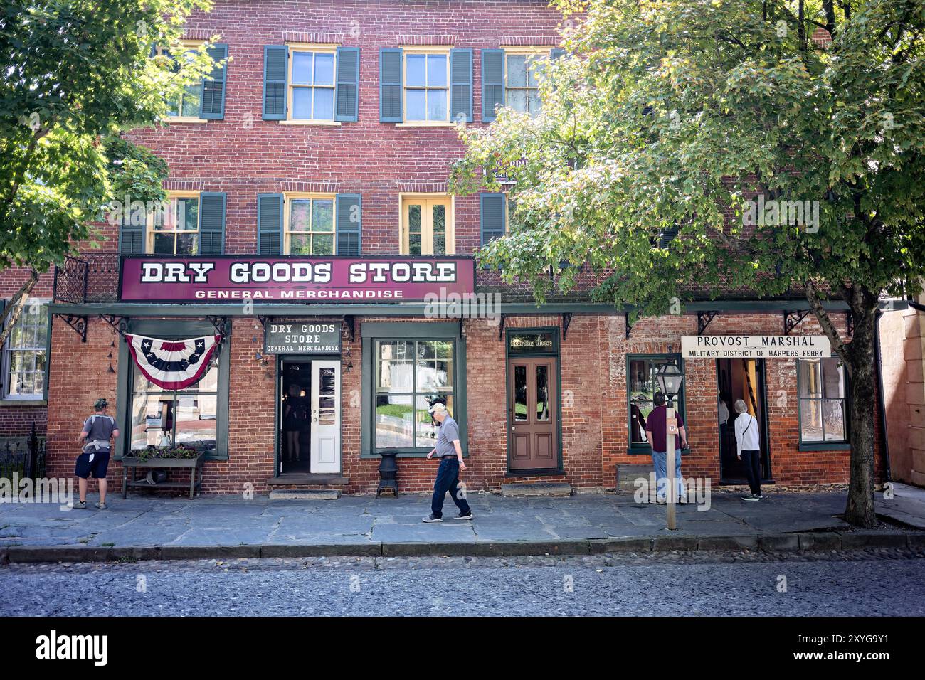 HARPERS Ferry West Virginia // HARPERS FERRY, West Virginia — der restaurierte Dry Goods Store in Lower Town Harpers Ferry, Teil des Harpers Ferry National Historical Park. Dieses Gebäude aus dem 19. Jahrhundert mit seiner zeitgetreuen Schaufensterfront und seinen Ausstellungsstücken bietet Besuchern einen Einblick in das Geschäftsleben einer amerikanischen Stadt vor dem Bürgerkrieg. Die erhaltene Architektur und die sorgfältig kuratierte Innenausstattung des Geschäfts zeigen die Art von Waren und Einkaufserlebnisse, die Mitte der 1800er Jahre üblich waren Stockfoto