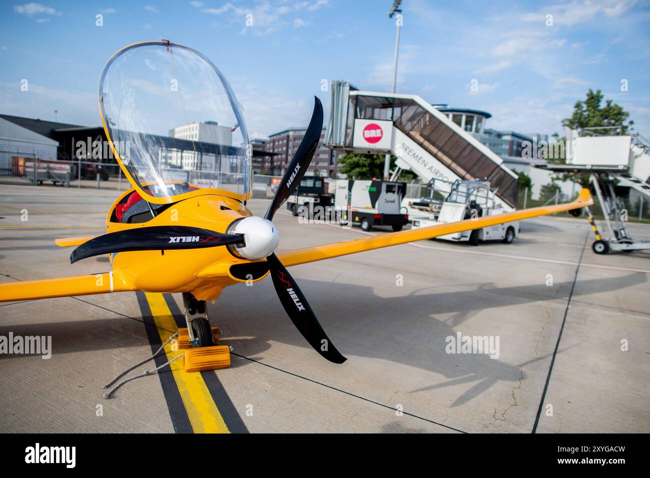 Bremen, Deutschland. August 2024. Das Elektroflugzeug Elektra Trainer steht auf dem Vorfeld des Bremer Flughafens. Das Ultraleichtflugzeug des Herstellers Elektra Solar GmbH landete am Donnerstag als erstes E-Flugzeug am Flughafen Bremen. Experten zufolge könnten Geschäfts- und Urlaubsflüge in wenigen Jahren klimaneutral sein. Quelle: Hauke-Christian Dittrich/dpa/Alamy Live News Stockfoto