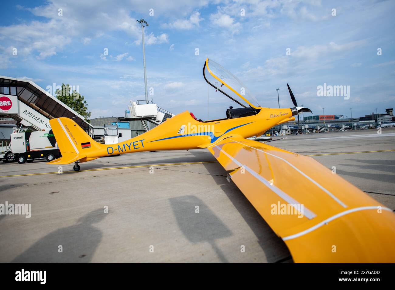 Bremen, Deutschland. August 2024. Das Elektroflugzeug Elektra Trainer steht auf dem Vorfeld des Bremer Flughafens. Das Ultraleichtflugzeug des Herstellers Elektra Solar GmbH landete am Donnerstag als erstes E-Flugzeug am Flughafen Bremen. Experten zufolge könnten Geschäfts- und Urlaubsflüge in wenigen Jahren klimaneutral sein. Quelle: Hauke-Christian Dittrich/dpa/Alamy Live News Stockfoto