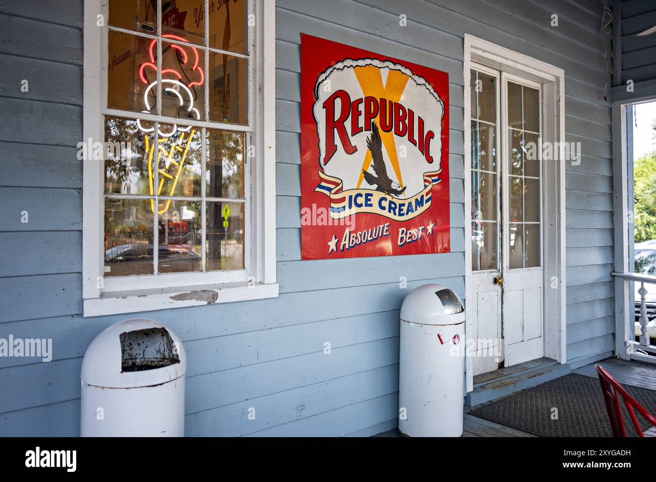 Ice Cream Shop Sullivan's Island South Carolina // SULLIVAN's ISLAND, South Carolina, Vereinigte Staaten – Eine örtliche Eisdiele befindet sich auf Sullivan's Island, einer Barriereinsel am Eingang zum Hafen von Charleston. Das Hotel ist ein beliebtes Ziel für Erfrischungen sowohl für Inselbewohner als auch für Besucher der nahe gelegenen Strände. Sullivan's Island erstreckt sich über nur 3,3 Quadratkilometer und verbindet Wohngebiete mit Geschäftseinrichtungen, die dem entspannten Küstenleben der Insel gerecht werden. Die Insel ist bekannt für ihre unberührten Strände, das historische Fort Moultrie und die Verbindung zu Edgar Al Stockfoto