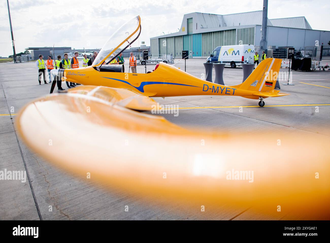 Bremen, Deutschland. August 2024. Das Elektroflugzeug Elektra Trainer steht auf dem Vorfeld des Bremer Flughafens. Das Ultraleichtflugzeug des Herstellers Elektra Solar GmbH landete am Donnerstag als erstes E-Flugzeug am Flughafen Bremen. Experten zufolge könnten Geschäfts- und Urlaubsflüge in wenigen Jahren klimaneutral sein. Quelle: Hauke-Christian Dittrich/dpa/Alamy Live News Stockfoto