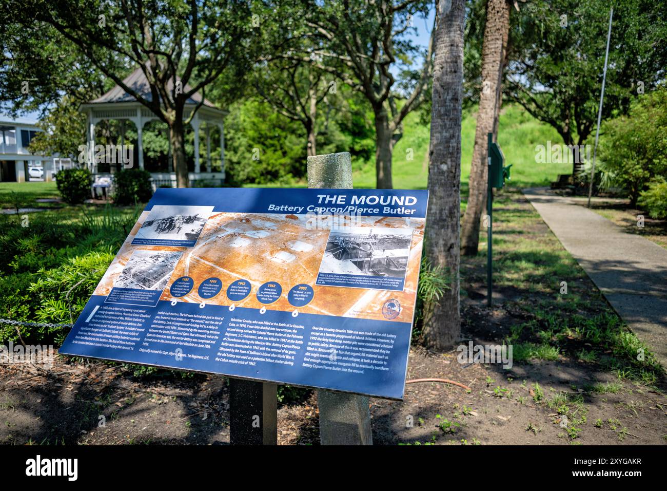 Battery Capron Pierce Butler Sullivans Island South Carolina // SULLIVAN's ISLAND, South Carolina, Vereinigte Staaten – der Standort des ehemaligen Battery Capron/Pierce Butler, heute ein Gemeinschaftspark, der als „The Mound“ bekannt ist. Dieser Ort, der einst sechzehn zwölf-Zoll-Küstenmörtel beherbergte, repräsentiert die Entwicklung der US-Küstenverteidigung vom Ende des 19. Jahrhunderts bis zum Zweiten Weltkrieg und darüber hinaus. Stockfoto Battery Capron Pierce Butler Sullivans Island South Carolina // SULLIVAN's ISLAND, South Carolina, Vereinigte Staaten – der Standort des ehemaligen Battery Capron/Pierce Butler, heute ein Gemeinschaftspark, der als „The Mound“ bekannt ist. Dieser Ort, der einst sechzehn zwölf-Zoll-Küstenmörtel beherbergte, repräsentiert die Entwicklung der US-Küstenverteidigung vom Ende des 19. Jahrhunderts bis zum Zweiten Weltkrieg und darüber hinaus. Stockfoto