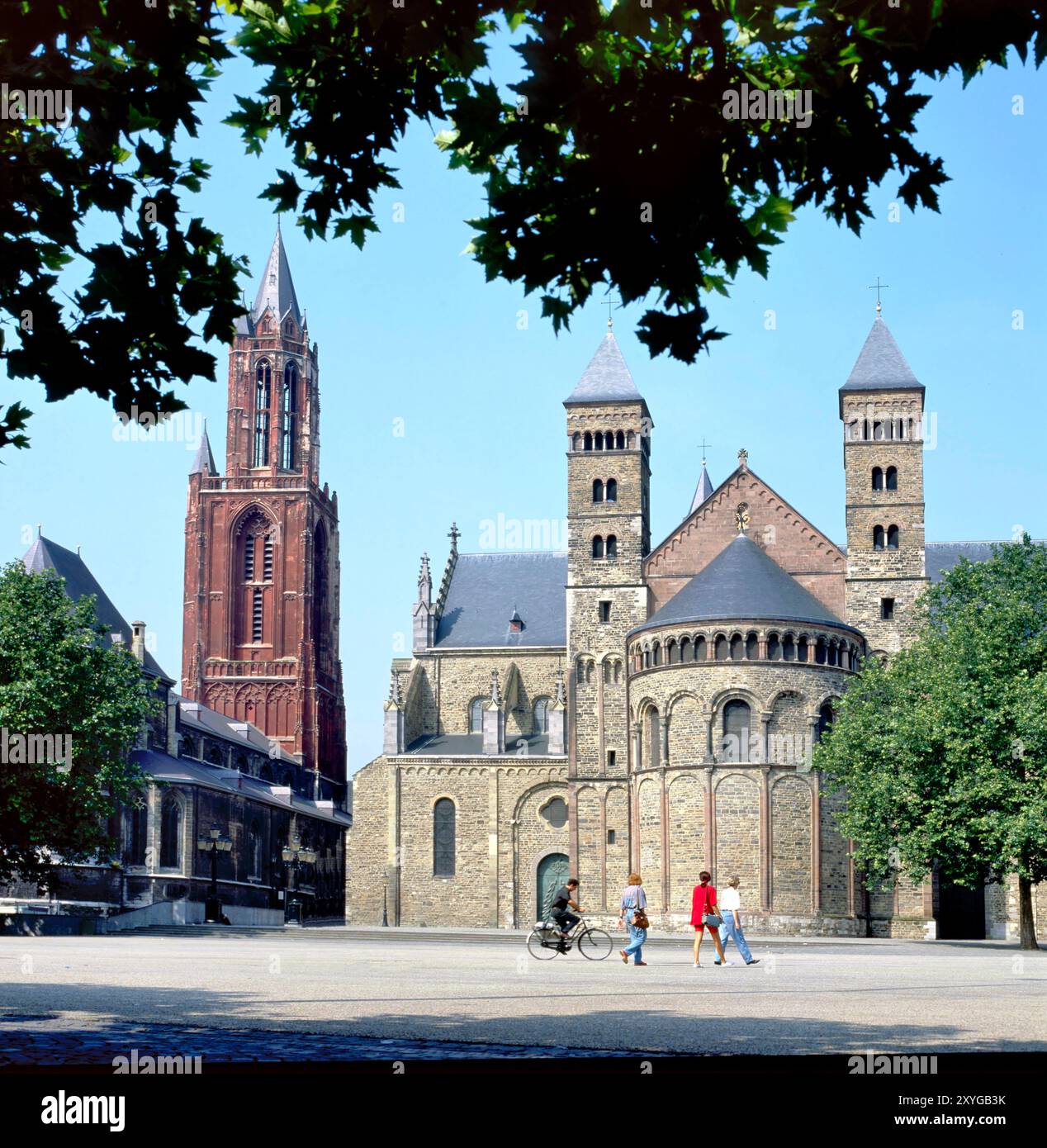 MAASTRICHT, HOLLAND, 29. JULI 2019: Platz des Vrijthof mit der Kirche des Heiligen Johannes und der Basilika des Heiligen Servatius, Maastricht Stockfoto