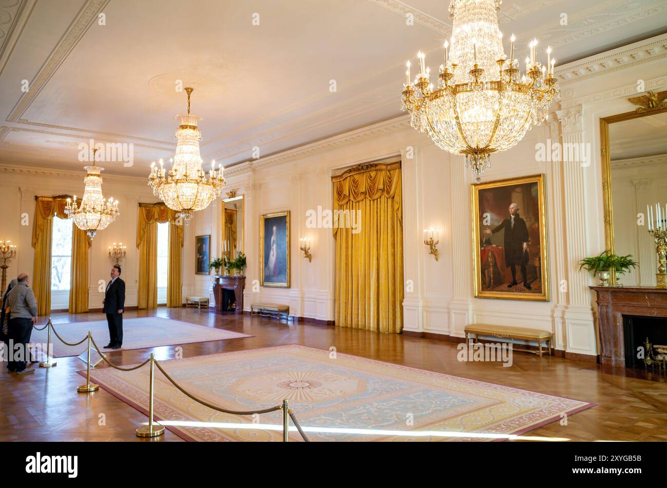 White House East Room George Washington Portrait Washington DC // WASHINGTON, D.C., Vereinigte Staaten — The East Room of the White House, der größte Raum im Executive Mansion, mit dem ikonischen, von Gilbert Stuart gemalten Porträt von George Washington in voller Länge. Diese Nachbildung des „Lansdowne“-Porträts ist seit 1800 eine ständige Präsenz im Weißen Haus und hat verschiedene Rekonstruktionen und Umbauten des historischen Gebäudes erhalten. Stockfoto