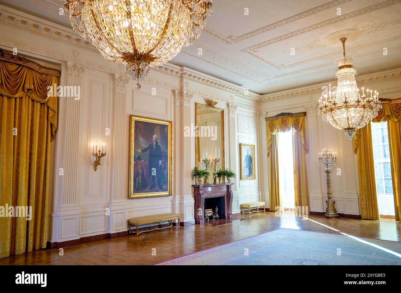 White House East Room George Washington Portrait Washington DC // WASHINGTON DC – The East Room im White House, mit dem legendären Langbildporträt von George Washington von Gilbert Stuart. Dieses Gemälde, eine Nachbildung des „Lansdowne“-Porträts, ist eines von mehreren von Stuart und ist das einzige Objekt, das seit 1800 im Weißen Haus geblieben ist und Ereignisse wie die britische Verbrennung des Herrenhauses während des Krieges von 1812 überlebt hat. Der East Room, der größte Raum im Weißen Haus, dient als Veranstaltungsort für wichtige Zeremonien, Empfänge und Presseveranstaltungen. Stockfoto
