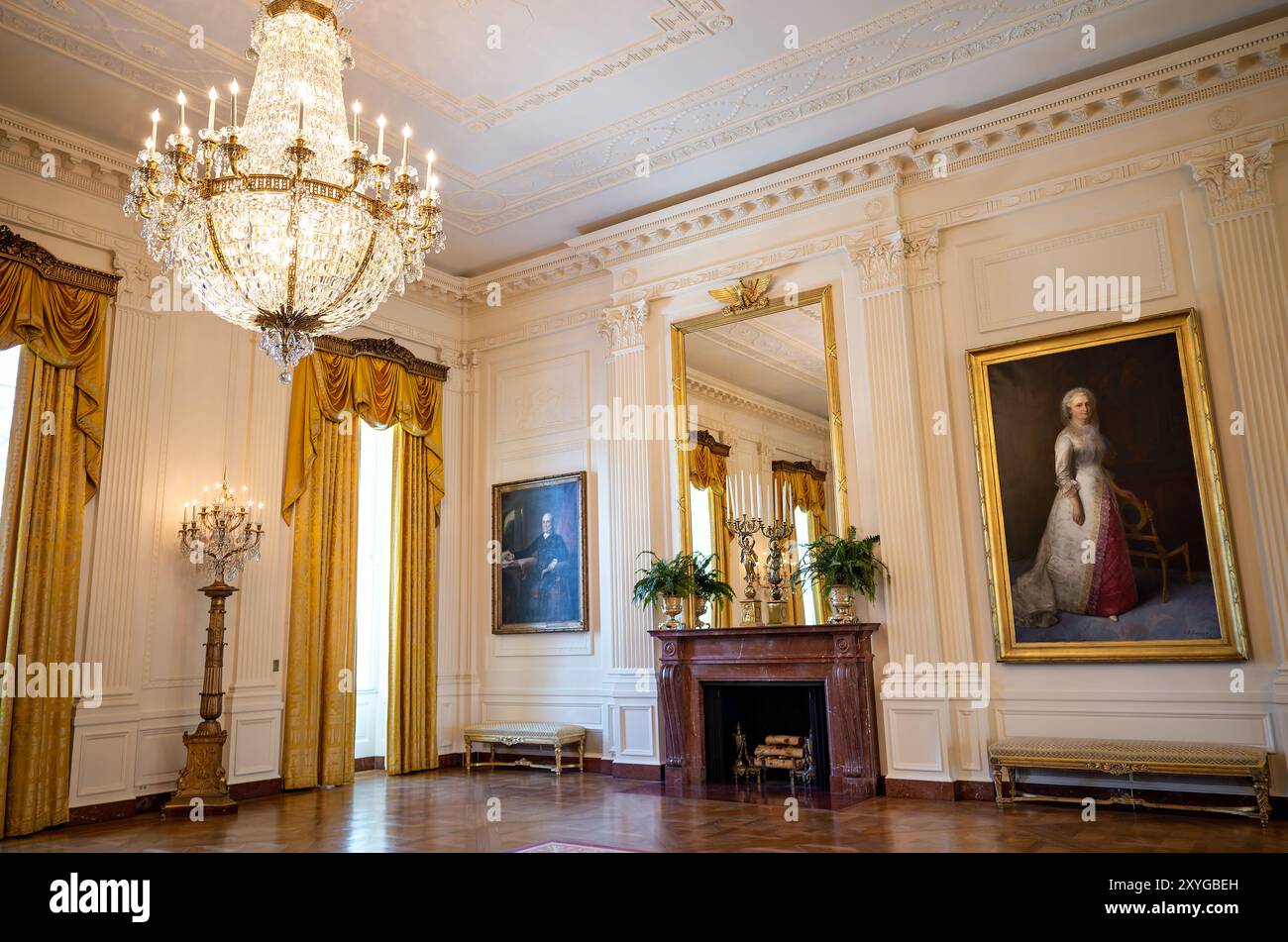 East Room White House Washington DC // WASHINGTON DC - der East Room des Weißen Hauses, der größte Raum im Executive Mansion. Dieser historische Ort diente als Kulisse für wichtige Empfänge, Zeremonien und Veranstaltungen im Laufe der amerikanischen Geschichte. Der East Room verfügt über eine elegante Einrichtung mit Kristallleuchtern und dem berühmten Gilbert Stuart-Porträt von George Washington. Stockfoto