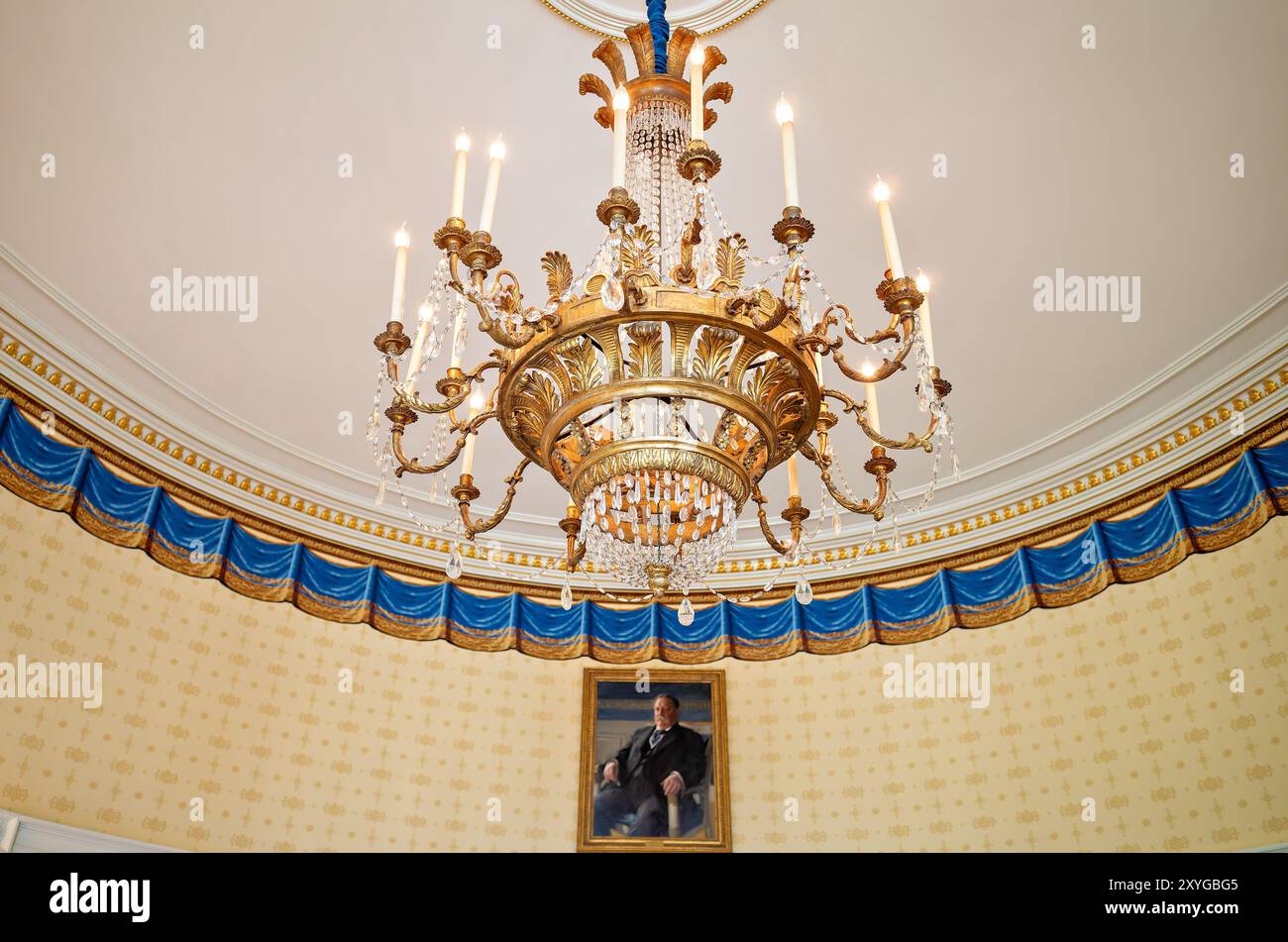 Blue Room Kronleuchter White House Washington DC // WASHINGTON, D.C., Vereinigte Staaten — der Blue Room of the White House zeigt einen kunstvollen Kronleuchter und ein Porträt von William Howard Taft, dem 27. Präsidenten der Vereinigten Staaten. Die unverwechselbare ovale Form und die elegante Einrichtung des Zimmers spiegeln den formellen Stil der State Floor des Executive Mansion wider. Stockfoto
