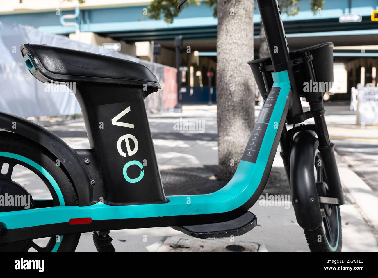 Veo ist ein Transportunternehmen, das seine gemeinsamen Fahrräder und Motorroller in Städten und Universitäten zum Verleih anbietet. Stockfoto