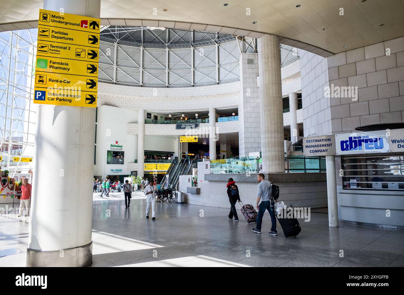 Flughafen Humberto Delgado Innenraum Lissabon Portugal // LISSABON, Portugal – der Flughafen Humberto Delgado, auch bekannt als Flughafen Lissabon, ist das wichtigste internationale Tor zur portugiesischen Hauptstadt. Der Flughafen, benannt nach dem portugiesischen Oppositionsführer und Präsidentschaftskandidaten Humberto Delgado aus dem Jahr 1990, liegt etwa 7 Kilometer vom Stadtzentrum Lissabons entfernt. Als größter portugiesischer Flughafen fungiert er als wichtigster Drehkreuz für die nationale Fluggesellschaft TAP Air Portugal und wickelt jährlich über 30 Millionen Passagiere ab. Die Anlage verfügt über mehrere Terminals mit modernen Annehmlichkeiten, Geschäfte und Restaurant Stockfoto