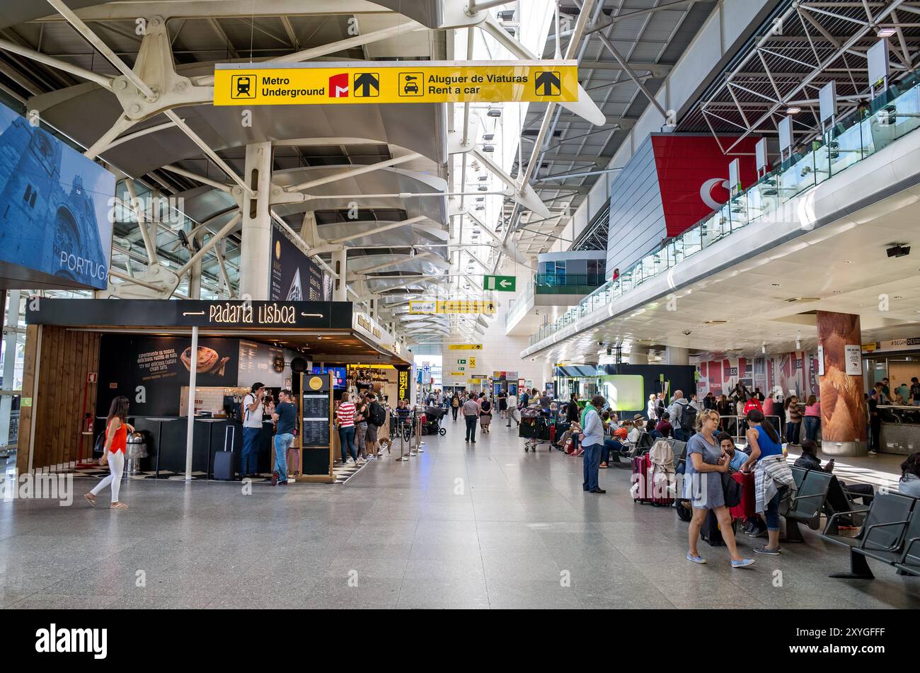 Flughafen Humberto Delgado Innenraum Lissabon Portugal // LISSABON, Portugal – der Flughafen Humberto Delgado, auch bekannt als Flughafen Lissabon, ist das wichtigste internationale Tor zur portugiesischen Hauptstadt. Der Flughafen, benannt nach dem portugiesischen Oppositionsführer und Präsidentschaftskandidaten Humberto Delgado aus dem Jahr 1990, liegt etwa 7 Kilometer vom Stadtzentrum Lissabons entfernt. Als größter portugiesischer Flughafen fungiert er als wichtigster Drehkreuz für die nationale Fluggesellschaft TAP Air Portugal und wickelt jährlich über 30 Millionen Passagiere ab. Die Anlage verfügt über mehrere Terminals mit modernen Annehmlichkeiten, Geschäfte und Restaurant Stockfoto