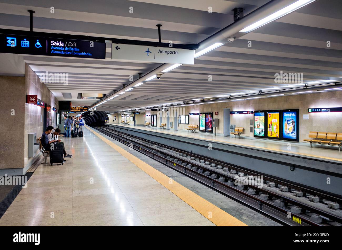 Humberto Delgado Airport Metro Station Lissabon Portugal // LISSABON, Portugal — der Bahnhof Humberto Delgado Airport, Teil des Lissabonner U-Bahnsystems, bietet eine wichtige Verbindung zwischen dem Flughafen und dem Stadtzentrum. Diese moderne U-Bahn-Station bietet Reisenden eine effiziente und bequeme Möglichkeit, das umfangreiche U-Bahn-Netz von Lissabon direkt von den Flughafenterminals zu erreichen. Stockfoto