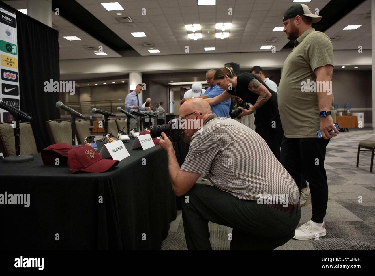 Dallas, Texas, USA. August 2024. Während einer gemeinsamen Pressekonferenz vor einem Freundschaftsspiel zwischen Dallas Trinity FC und FC Barcelona FemenÃ machen Medienmitglieder Fotos von Fußballschuhen im Hyatt Regency Dallas in Dallas, Texas. (Kreditbild: © Daniel McGregor-Huyer/ZUMA Press Wire) NUR REDAKTIONELLE VERWENDUNG! Nicht für kommerzielle ZWECKE! Stockfoto