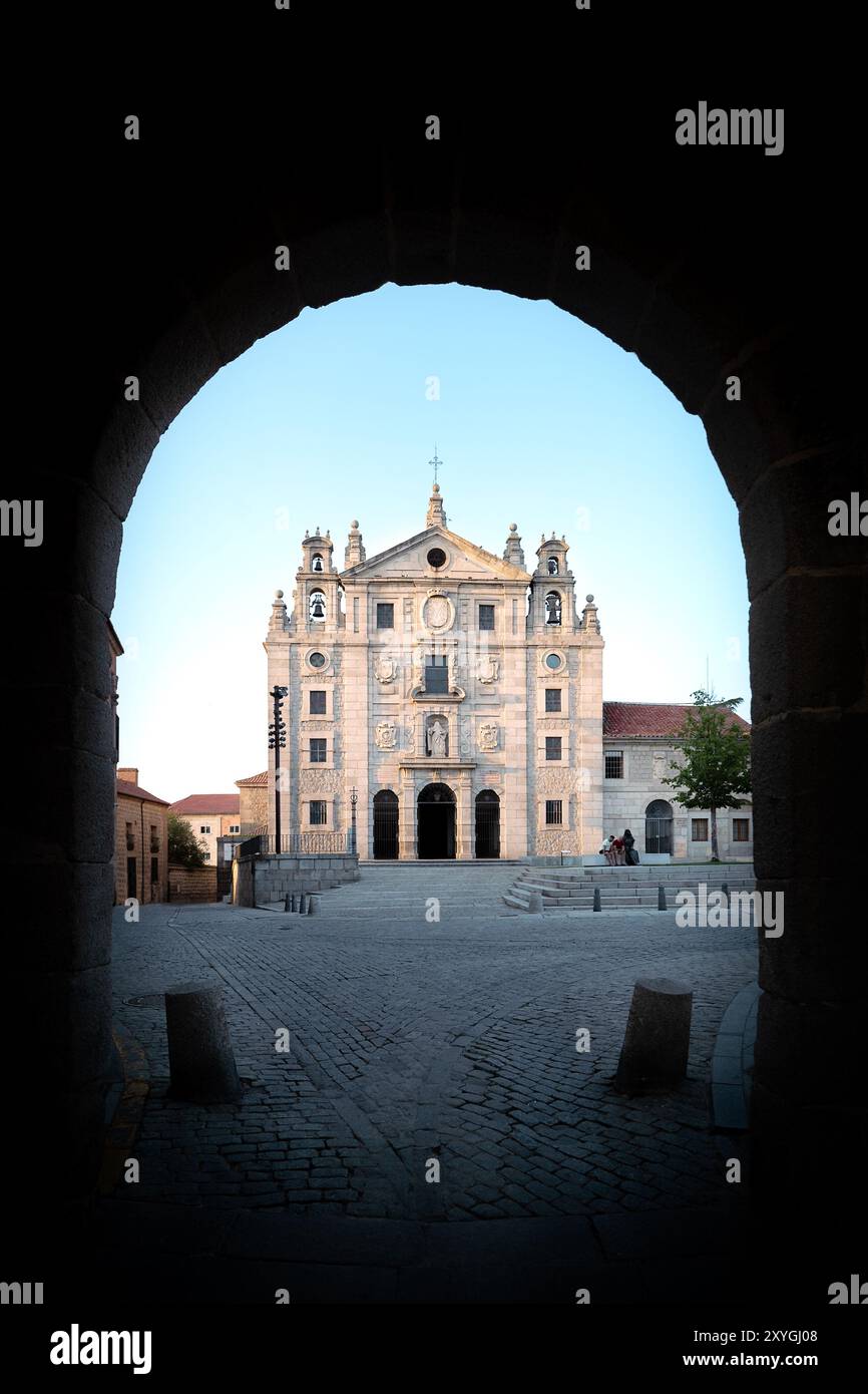 Foto eingerahmt im Murralla-Bogen, wo Sie im Hintergrund den Geburtsort von Santa Teresa de Jesús sehen können, wo sie in ihrer Kindheit lebte. Stockfoto