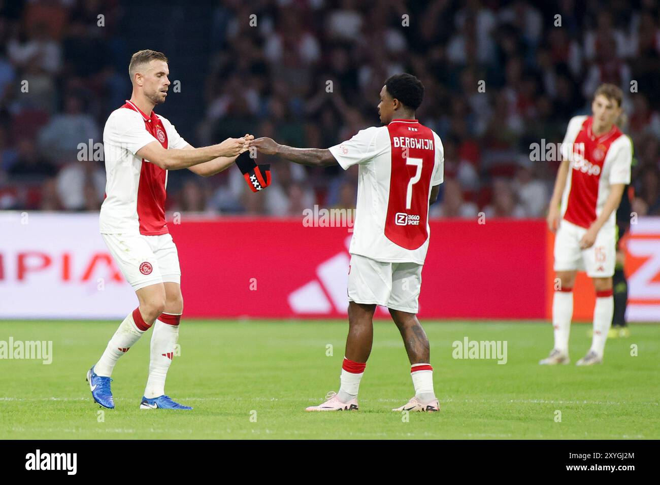 Amsterdam, Niederlande. August 2024. AMSTERDAM, 29.08.2024, JohanCruyff Arena, Europa League Play offs, Saison 2024/2025, Ajax-Jagiellonia Bialystok. (L-R) Ajax-Spieler Jordan Henderson, Ajax-Spieler Steven Bergwijn jetzt Kapitän Credit: Pro Shots/Alamy Live News Stockfoto