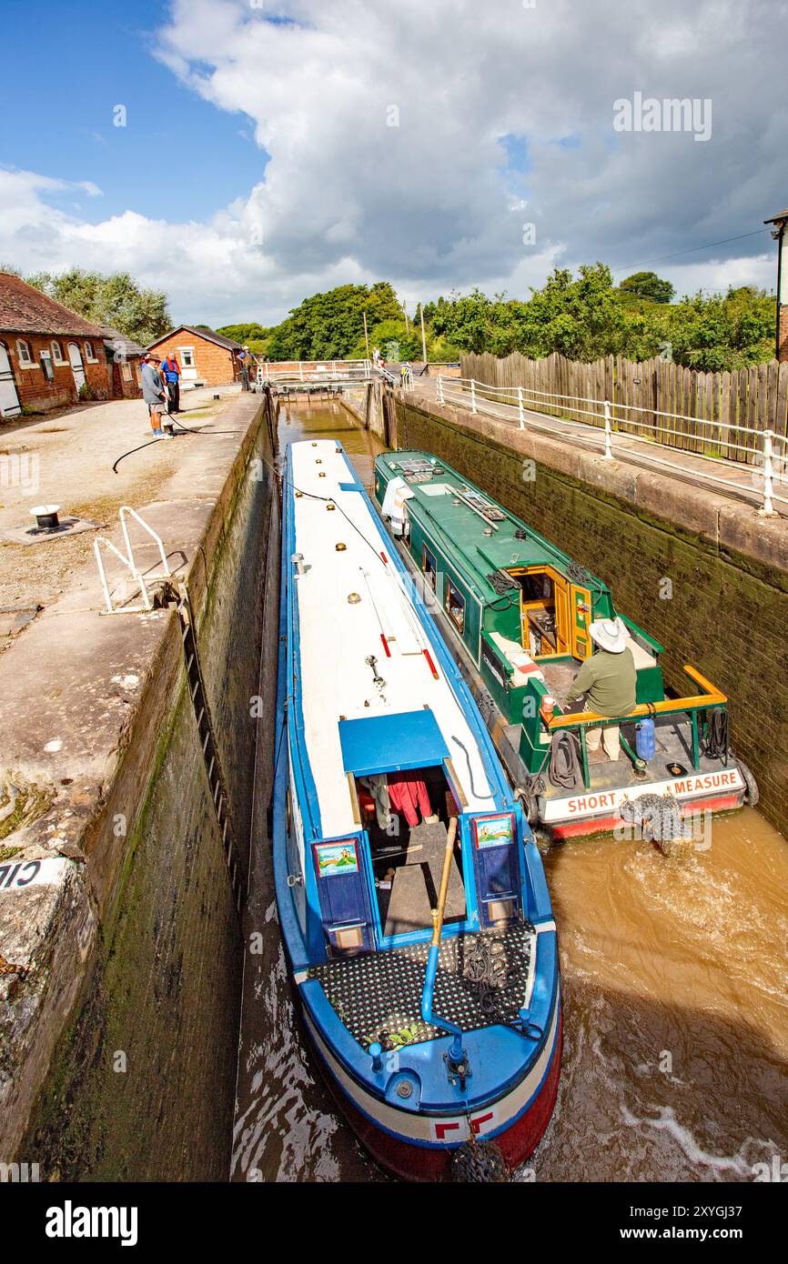 Schmalboote fahren durch die Doppeltreppenschleusen am Shropshire Union Canal bei Bunbury Cheshire Stockfoto