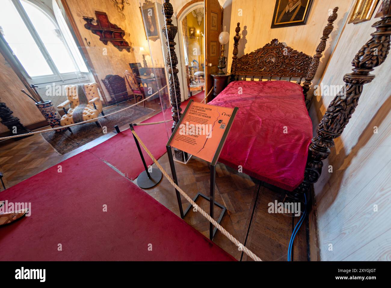 Pena Palace Gräfin von Edla Ankleidezimmer Sintra Portugal // SINTRA, Portugal — das Ankleidezimmer der Gräfin von Edla im Pena Palace, das später in das Schlafzimmer des Sekretärs umgewandelt wurde. Dieses Zimmer ist Teil der luxuriösen Inneneinrichtung des Palastes und spiegelt die Einrichtung des 19. Jahrhunderts und den aristokratischen Lebensstil des portugiesischen Königshofs wider. Der Pena Palace, der Mitte des 19. Jahrhunderts erbaut wurde, gilt als eines der schönsten Beispiele für romantische Architektur in Europa. Der Palast diente als Sommerresidenz für portugiesische Könige und deren Hof. Gelegen in den Sintra Bergen, dem Palast und der umgebenden Kultur Stockfoto