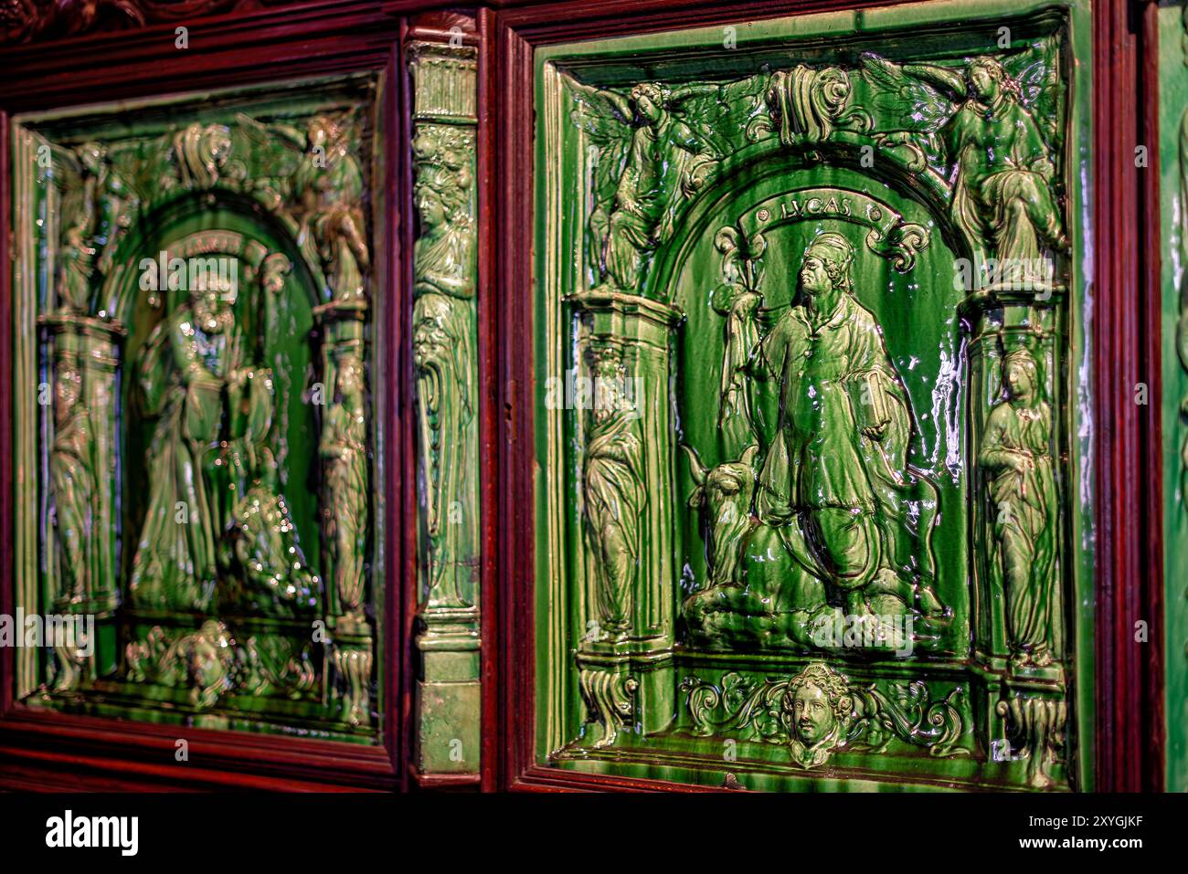 Pena Palace Dekorative Elemente Sintra Portugal // SINTRA, Portugal — Dekorative Elemente im Pena Palace, einem romantischen Schloss aus dem 19. Jahrhundert in Sintra, Portugal. Das Innere des Palastes zeigt eine Mischung aus architektonischen Stilen und kunstvollen Details, einschließlich aufwendiger Wanddekorationen, komplizierter Decken und Stilmöbel. Pena Palace, ein UNESCO-Weltkulturerbe, ist bekannt für sein vielseitiges Design und seine reiche historische Bedeutung. Stockfoto