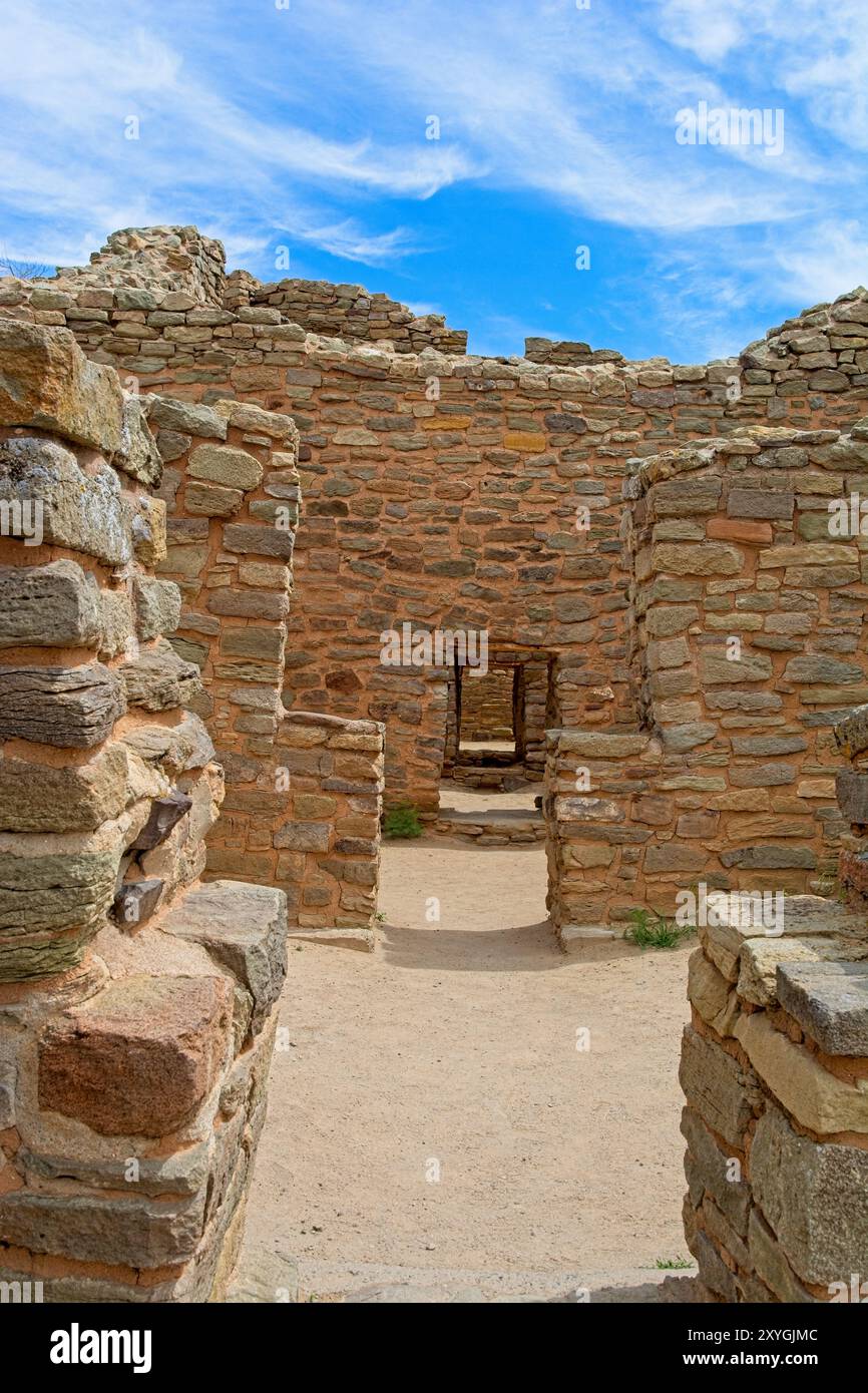 Pfad durch Steinmauern des antiken Puebloan Great House of Aztec Ruins National Monument Stockfoto