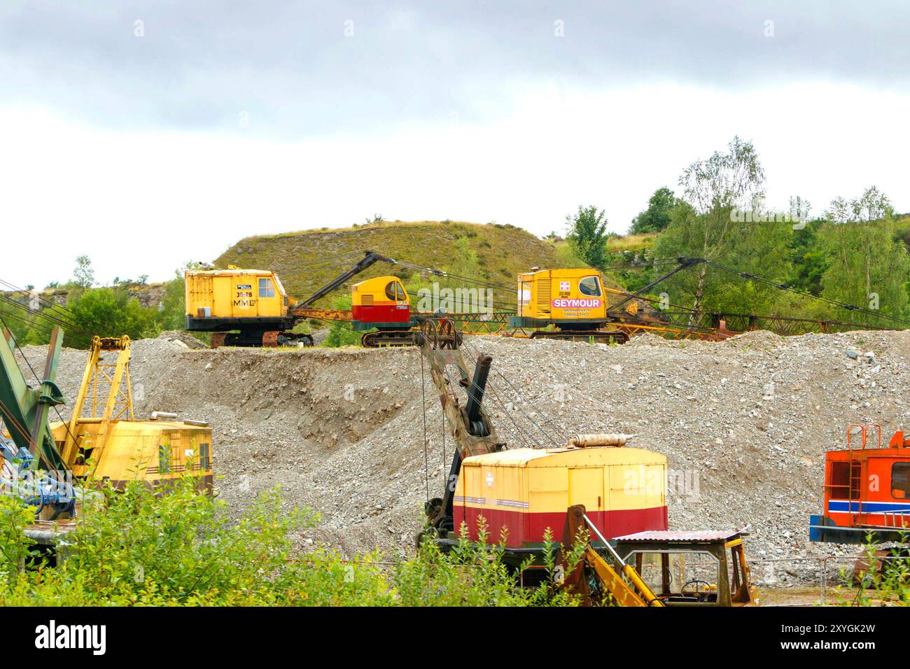 Schwere Baubagger Maschinen Industriefahrzeuge Bergbaustelle mit Schotterhügeln, Steinbruch Bergbaumuseum cumbria uk Stockfoto