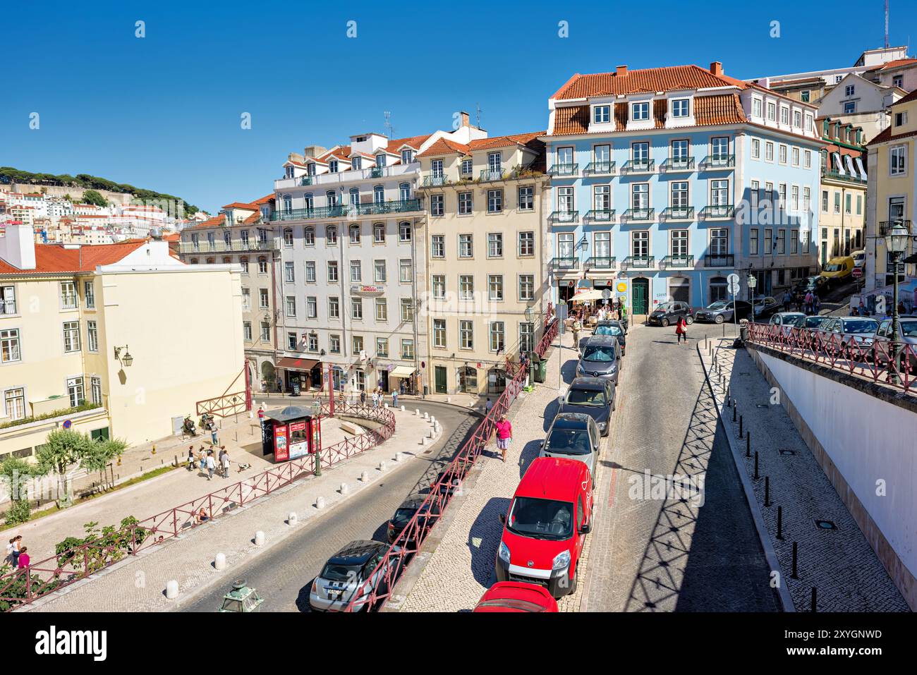 Rossio Square Prasca Dom Pedro IV Lissabon Portugal // LISSABON, Portugal - das pulsierende Viertel Rossio, das sich um den Prasca Dom Pedro IV dreht, zeigt Lissabons historischen Charme mit seiner pombalinischen Architektur, belebten Cafés und kunstvollen Springbrunnen. Dieser lebhafte Platz, der oft als das Herz von Lissabon gilt, verbindet jahrhundertelange Geschichte mit der Energie des modernen städtischen Lebens. Stockfoto