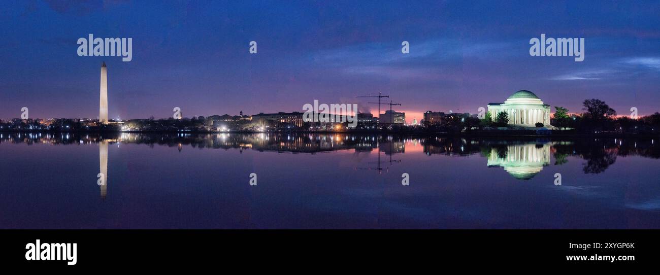 WASHINGTON DC, Vereinigte Staaten – das Tidal Basin spiegelt das Washington Monument und das Jefferson Memorial in seinen ruhigen Gewässern während der Morgenstunden wieder. Dieses hochauflösende Bild erfasst die tiefen Farben des frühen Morgenlichts und zeigt zwei der berühmtesten Wahrzeichen der Hauptstadt, die sich in der stillen Oberfläche des Tidal Basin spiegeln. Stockfoto