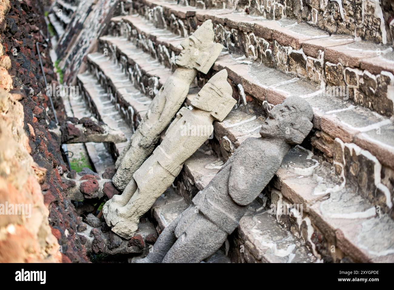 MEXIKO-STADT, Mexiko – die ausgegrabenen Ruinen des Templo Mayor, des Haupttempels der aztekischen Hauptstadt Tenochtitlan, zeigen die mehrschichtigen Bauphasen. Diese archäologische Stätte im Herzen von Mexiko-Stadt zeigt Steinschnitzereien, zeremonielle Geschenke und architektonische Elemente, die Einblicke in die aztekischen religiösen Praktiken und die komplexe Geschichte der Stadt von der prähispanischen Zeit bis zur Kolonialzeit geben. Stockfoto