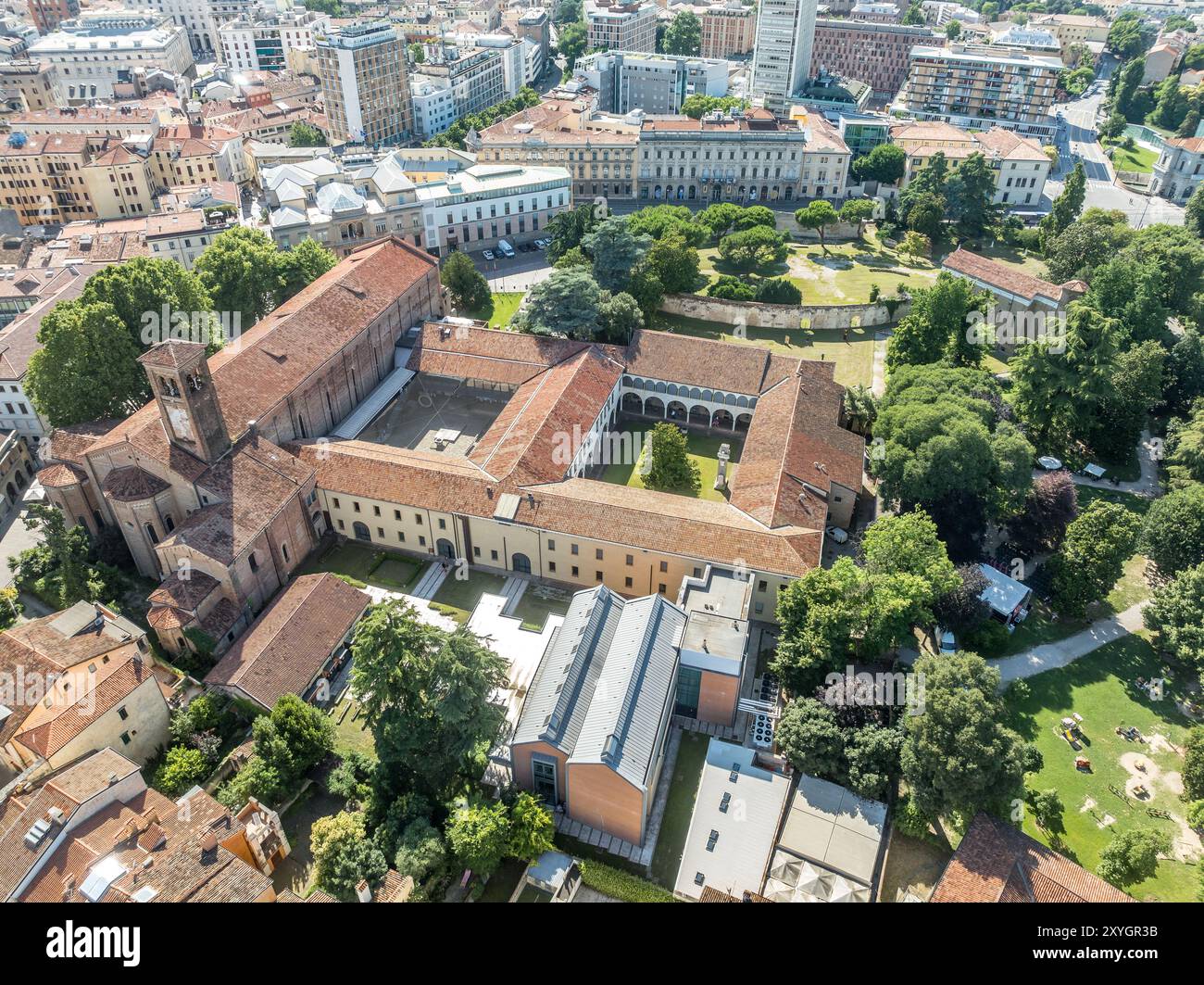 Aus der Vogelperspektive die Scrovegni-Kapelle in Padua, Italien, gesäumt mit berühmten Fresken aus dem frühen 14. Jahrhundert von Giotto, Cappella Sanguinacci und römischer Arena Stockfoto