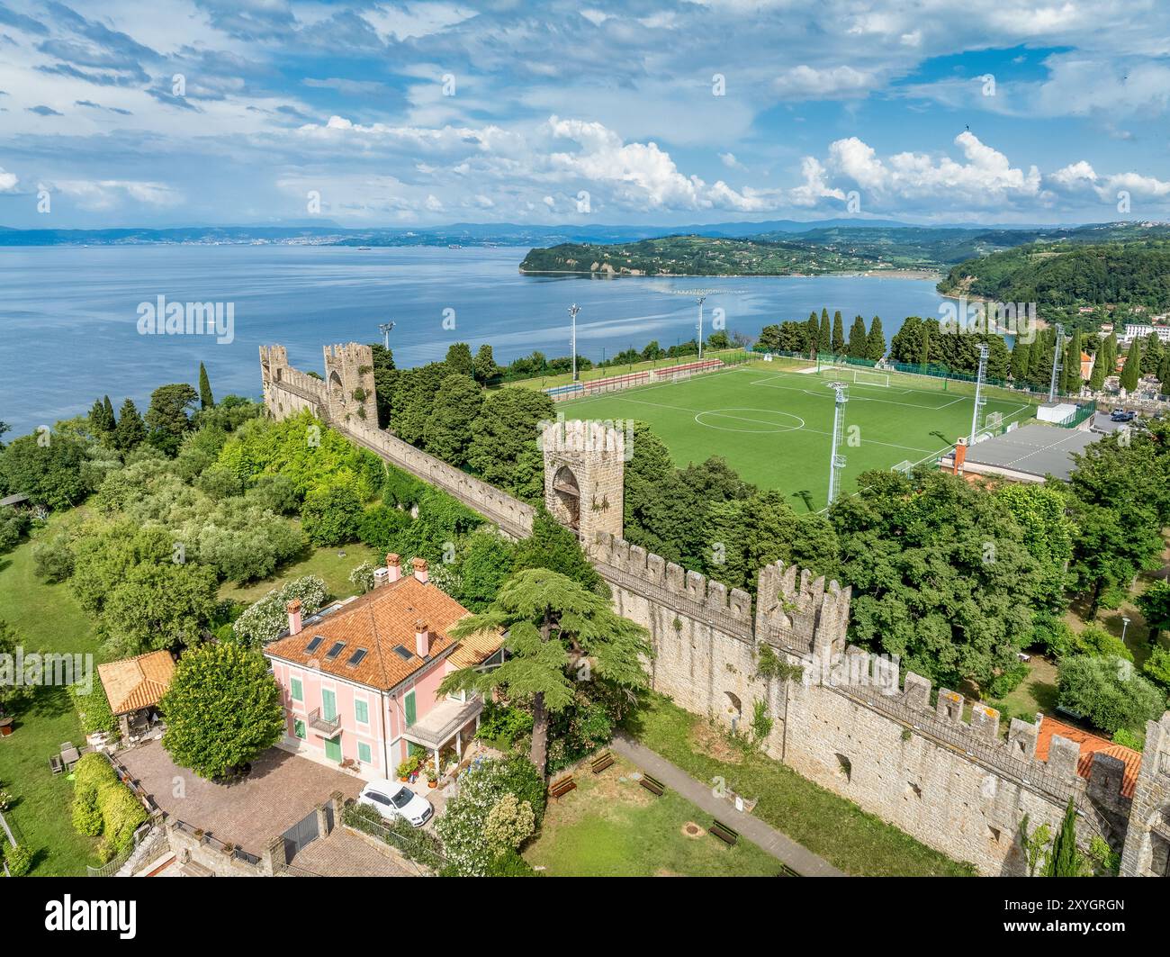 Blick aus der Vogelperspektive auf die mittelalterliche Altstadt von Piran in Istrien Slowenien mit roten Dächern, Stadtmauer, katholischer Kirche, beliebtes Touristenziel Stockfoto