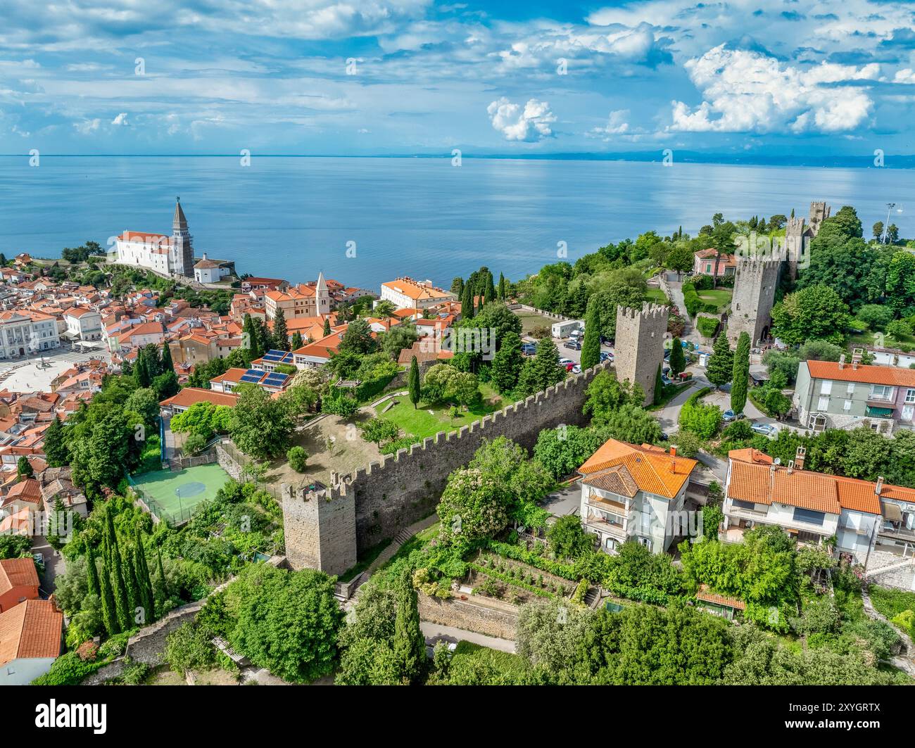 Blick aus der Vogelperspektive auf die mittelalterliche Altstadt von Piran in Istrien Slowenien mit roten Dächern, Stadtmauer, katholischer Kirche, beliebtes Touristenziel Stockfoto