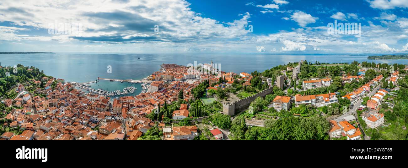 Blick aus der Vogelperspektive auf die mittelalterliche Altstadt von Piran in Istrien Slowenien mit roten Dächern, Stadtmauer, katholischer Kirche, beliebtes Touristenziel Stockfoto