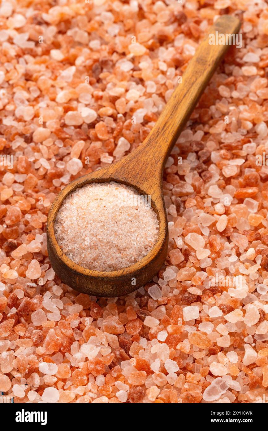 Himalaya Rosa Feinsalz - Salz in reinen Kristallen auf dem Löffel. Stockfoto