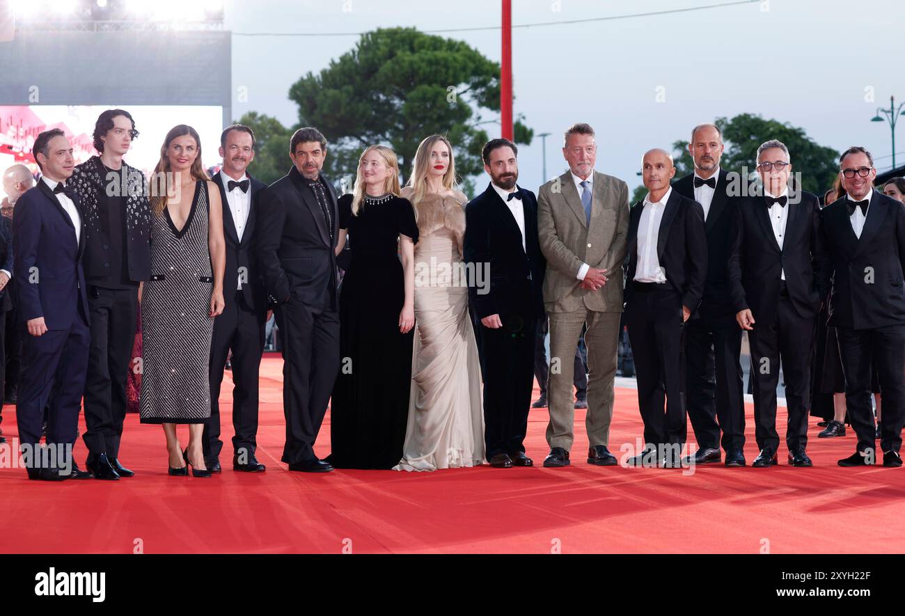 Kodi Smit-McPhee, Janine Jackowski, Jonas Dornbach, Pierfrancesco Favino, Alba Rohrwacher, Angelina Jolie, Pablo Larrain und Haluk Biligner nehmen am 29. August 2024 an der Premiere von „Maria“ während des 81. internationalen Filmfestivals von Venedig im Palazzo del Cinema am Lido in Venedig Teil. Stockfoto