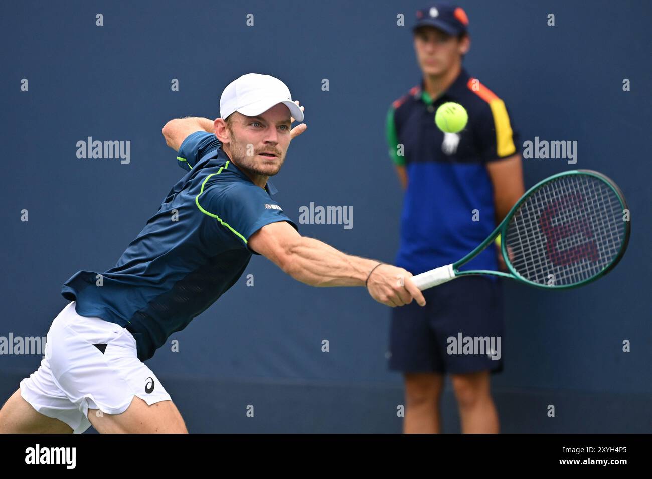 New York, USA. August 2024. David Goffin (Belgien) spielt gegen Adrian Mannarino (Frankreich) während der Men's Singles: Round 2 beim US Open-Tennisturnier 2024 im USTA Billie Jean King National Tennis Center, New York, NY, 29. August 2024. (Foto: Anthony Behar/SIPA USA) Credit: SIPA USA/Alamy Live News Stockfoto