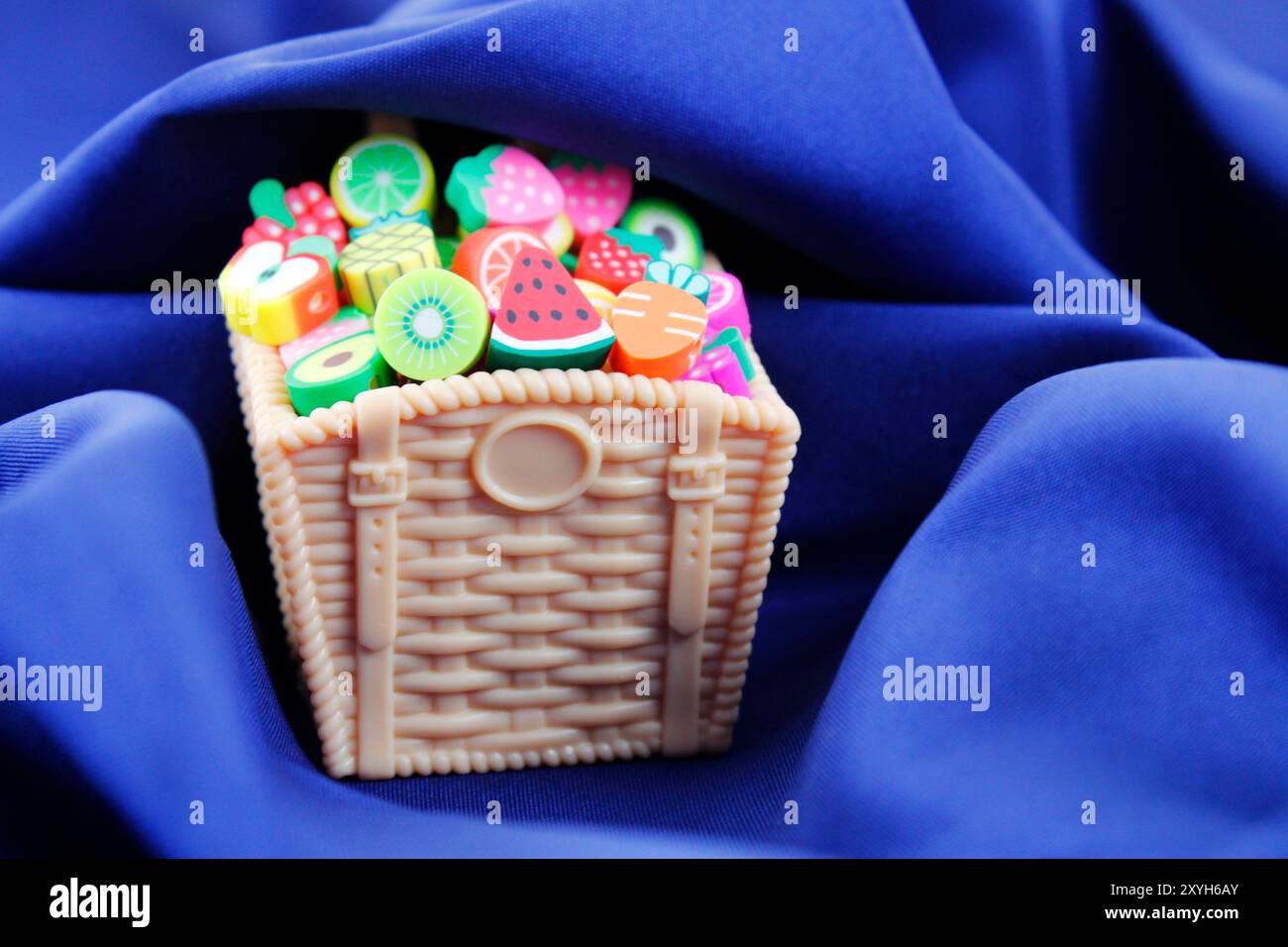 Korb voller abwechslungsreicher und farbenfroher Früchte Stockfoto