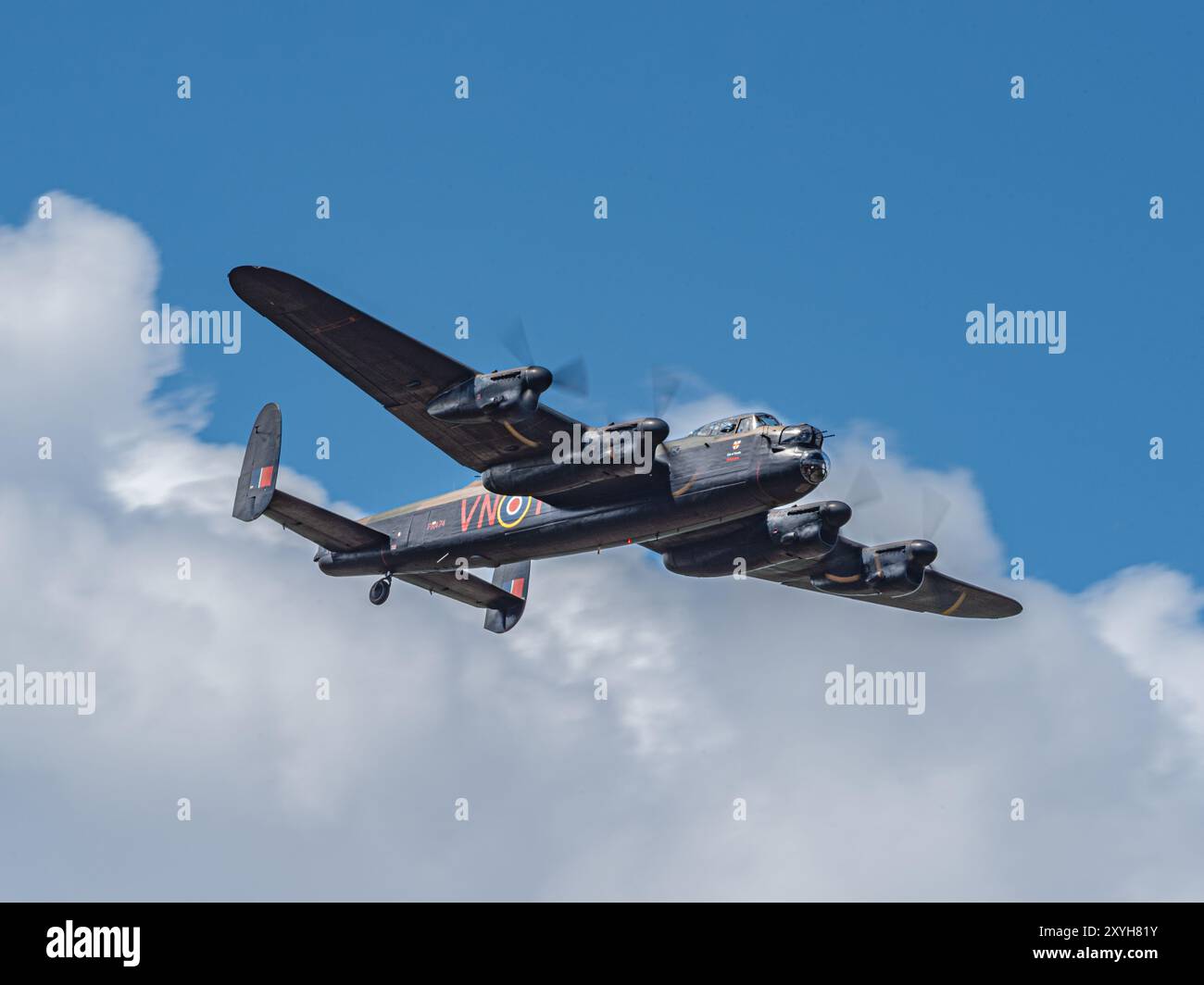 Old Buckenham, UK, 29. Juli 2023: Avro Lancaster Oldtimer-Bomberflugzeug aus dem Zweiten Weltkrieg fliegt auf der Flugschau Stockfoto