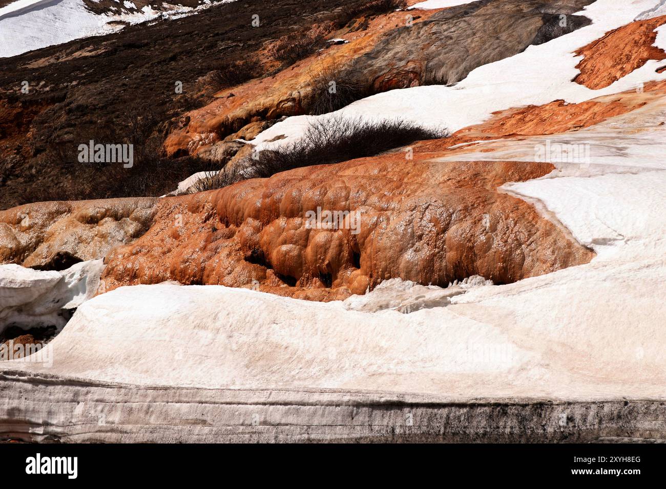 Natürliche Quellen aus Schwefel und Eisen in den Bergen gudauri und kazbegi in georgien Stockfoto