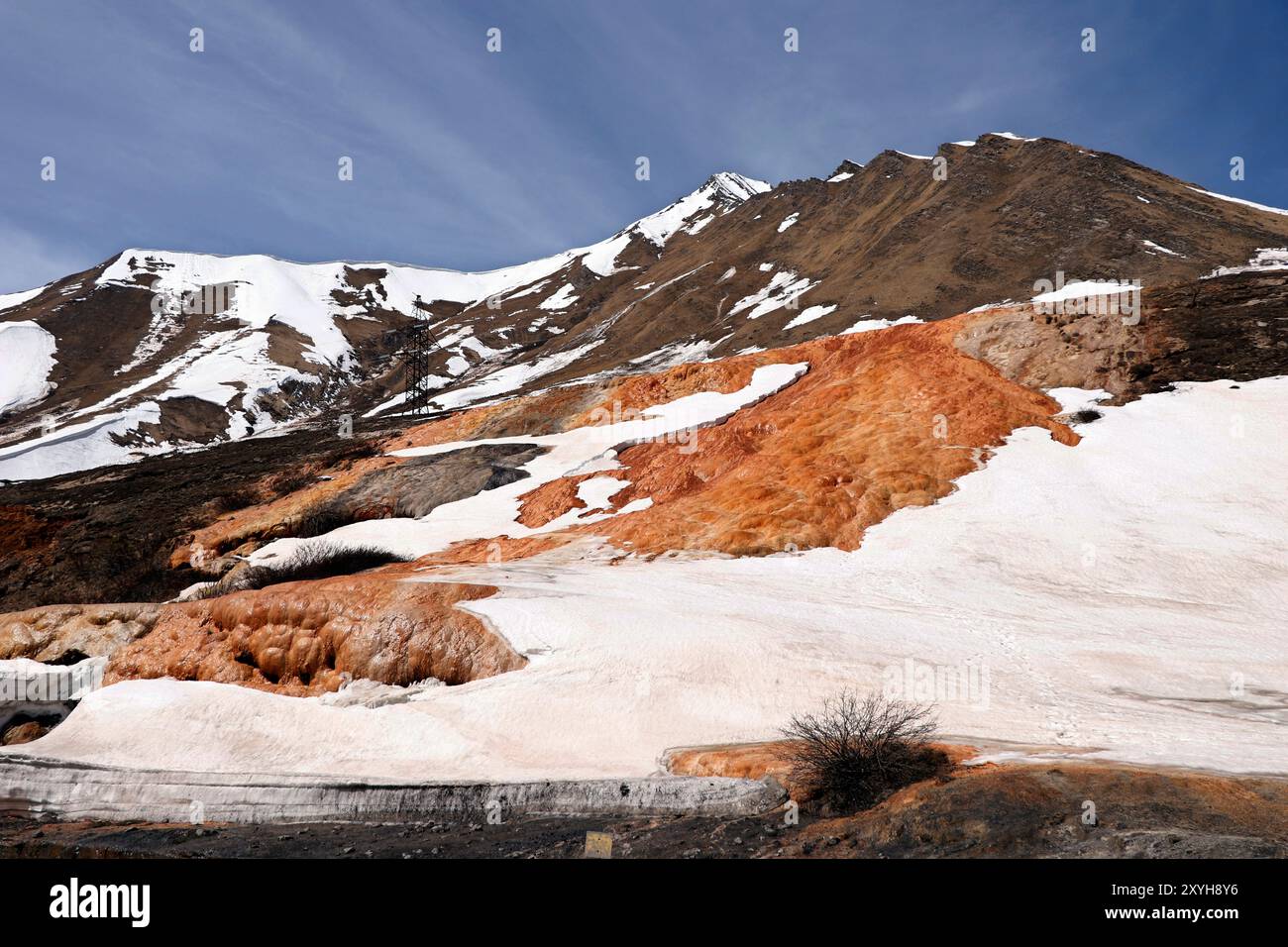 Natürliche Quellen aus Schwefel und Eisen in den Bergen gudauri und kazbegi in georgien Stockfoto