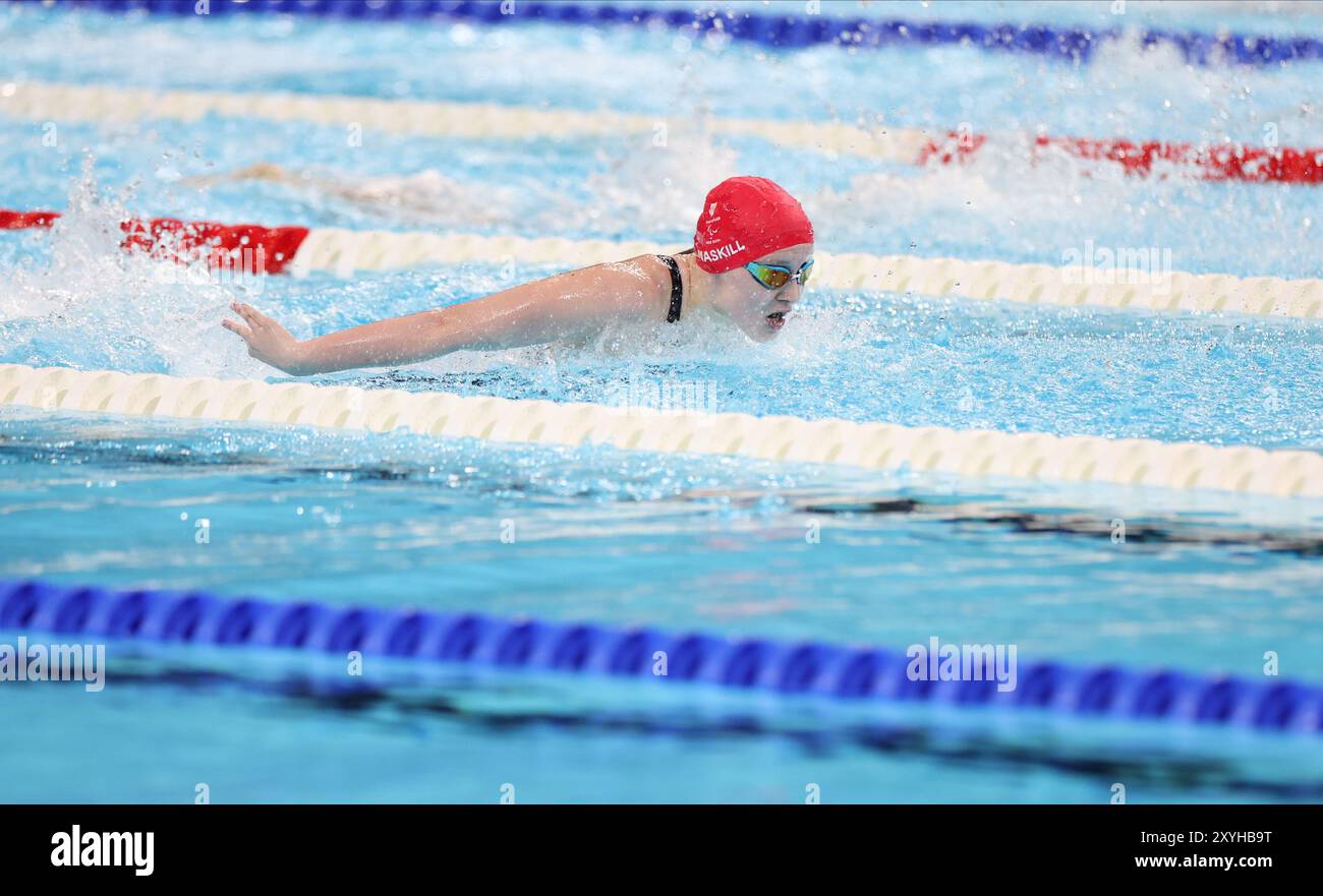 Paris, Frankreich. August 2024. Poppy Maskill vom Team Großbritannien, das am ersten Tag der Paralympischen Spiele 2024 in Paris, Frankreich, an der Para Swimming 14 100 Fly teilnimmt. Quelle: Isabel Infantes/Alamy Live News Stockfoto